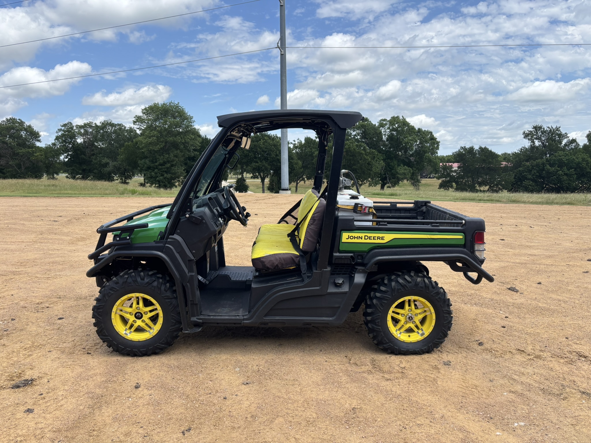 2022 John Deere XUV 835M Image 1