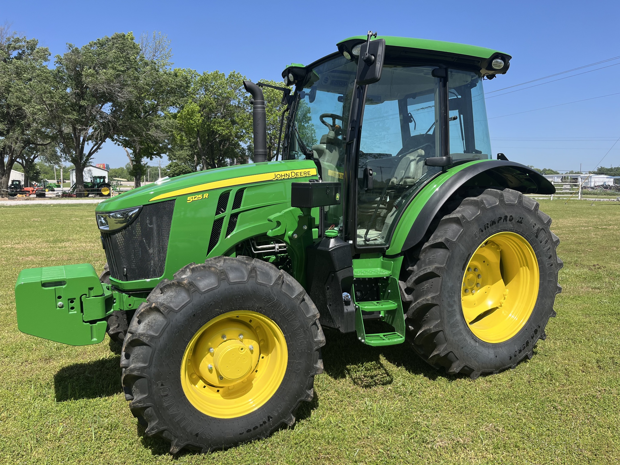 2022 John Deere 5125R Image 1