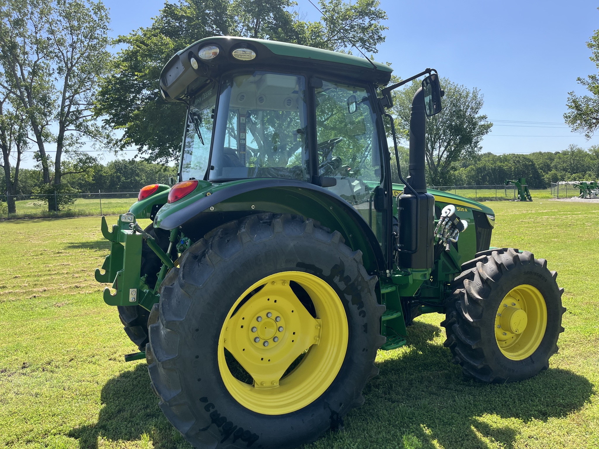 2022 John Deere 5125R Image 7