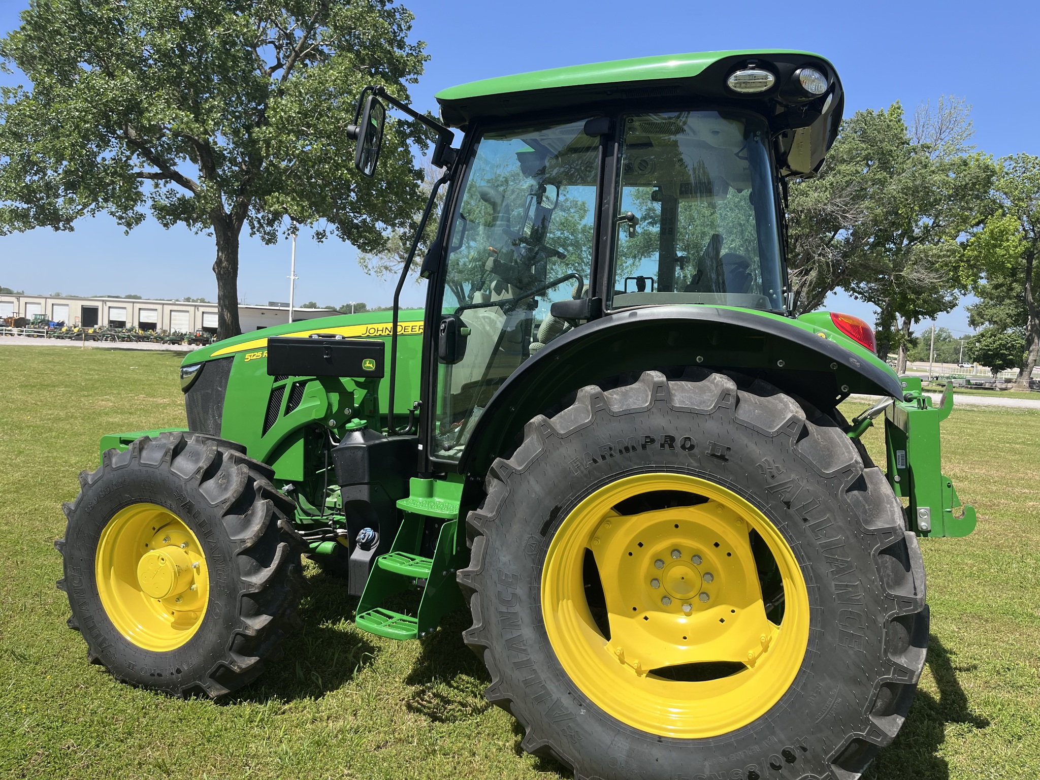 2022 John Deere 5125R Image 3
