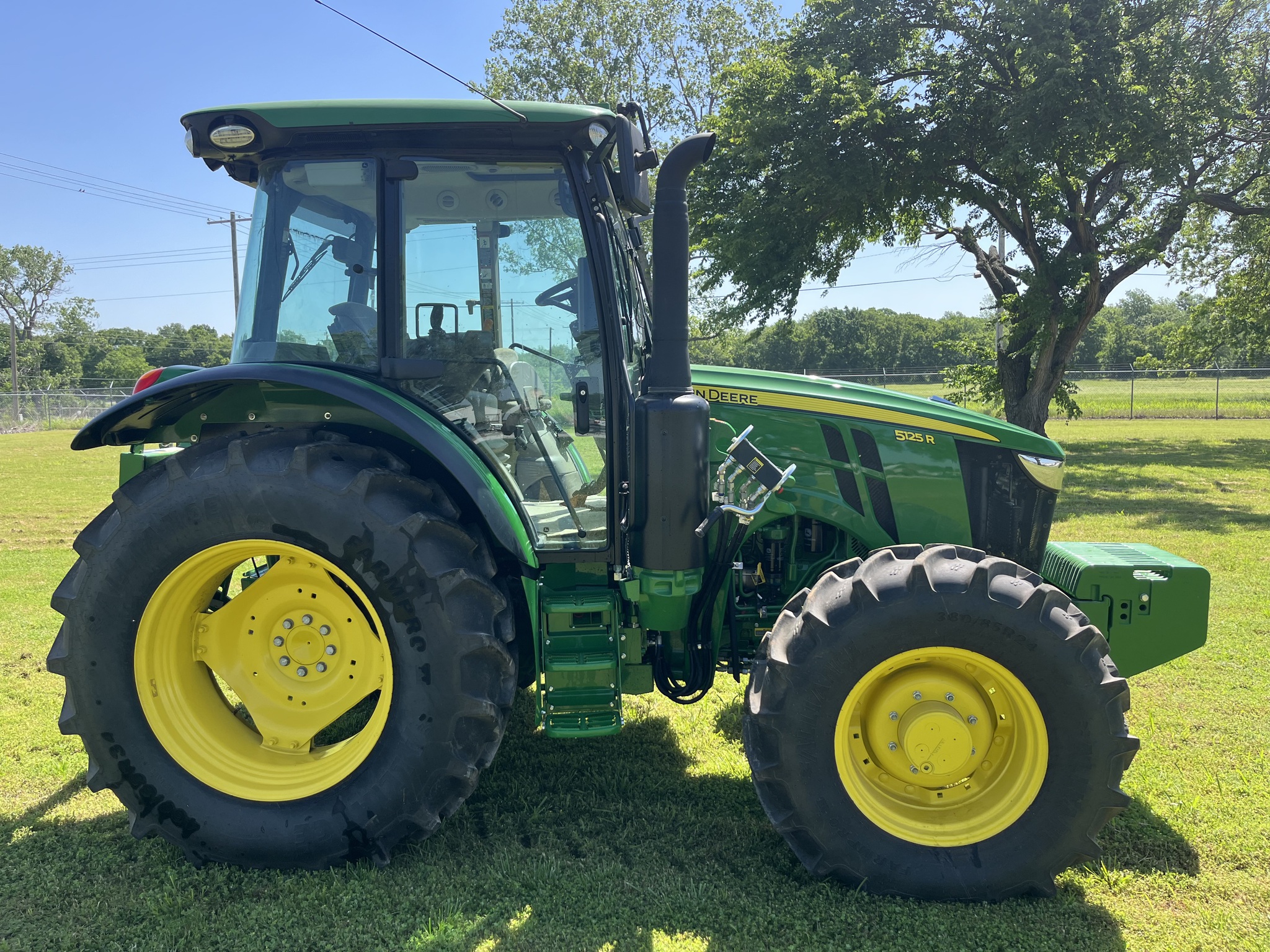 2022 John Deere 5125R Image 8