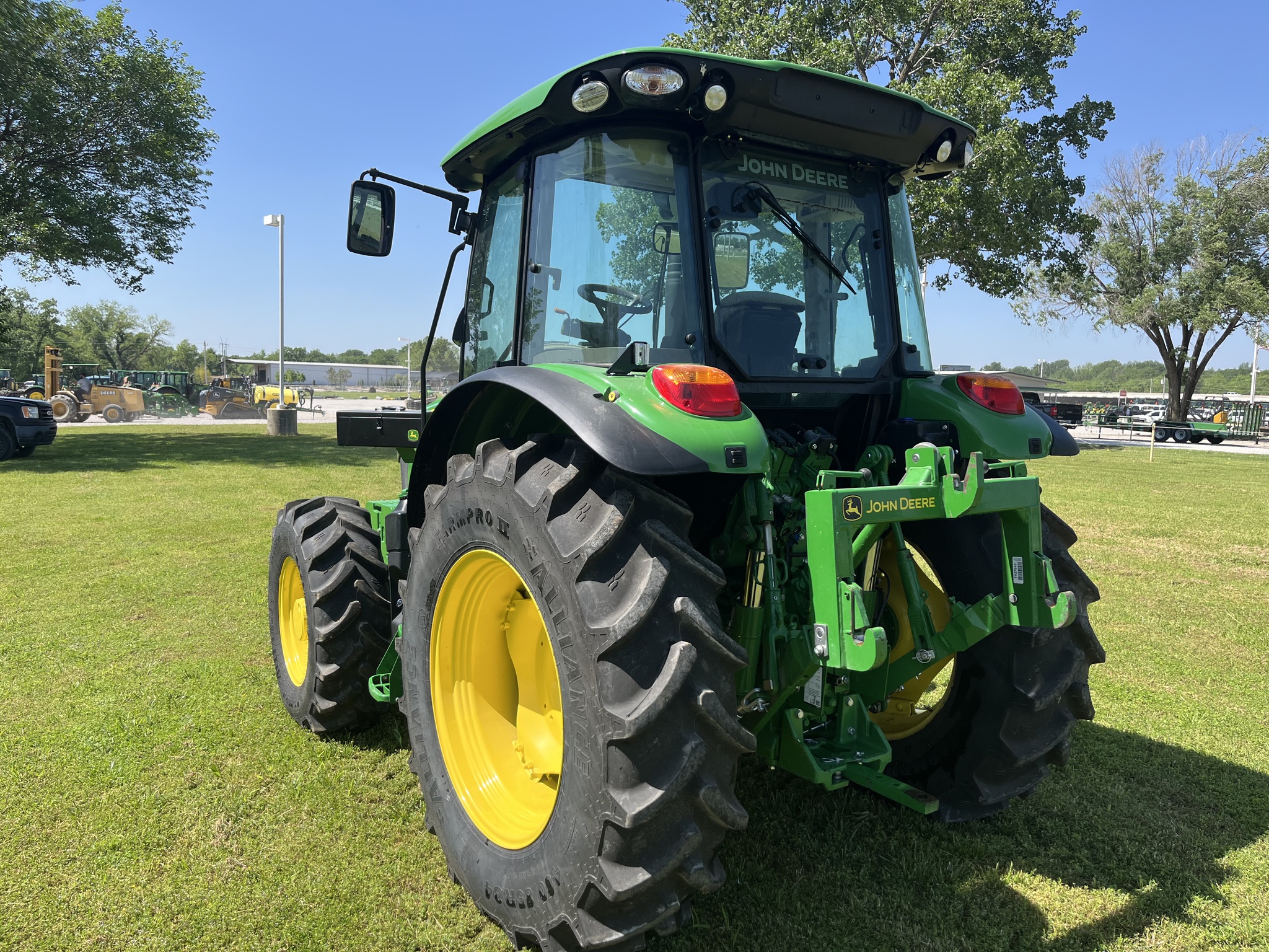 2022 John Deere 5125R Image 4