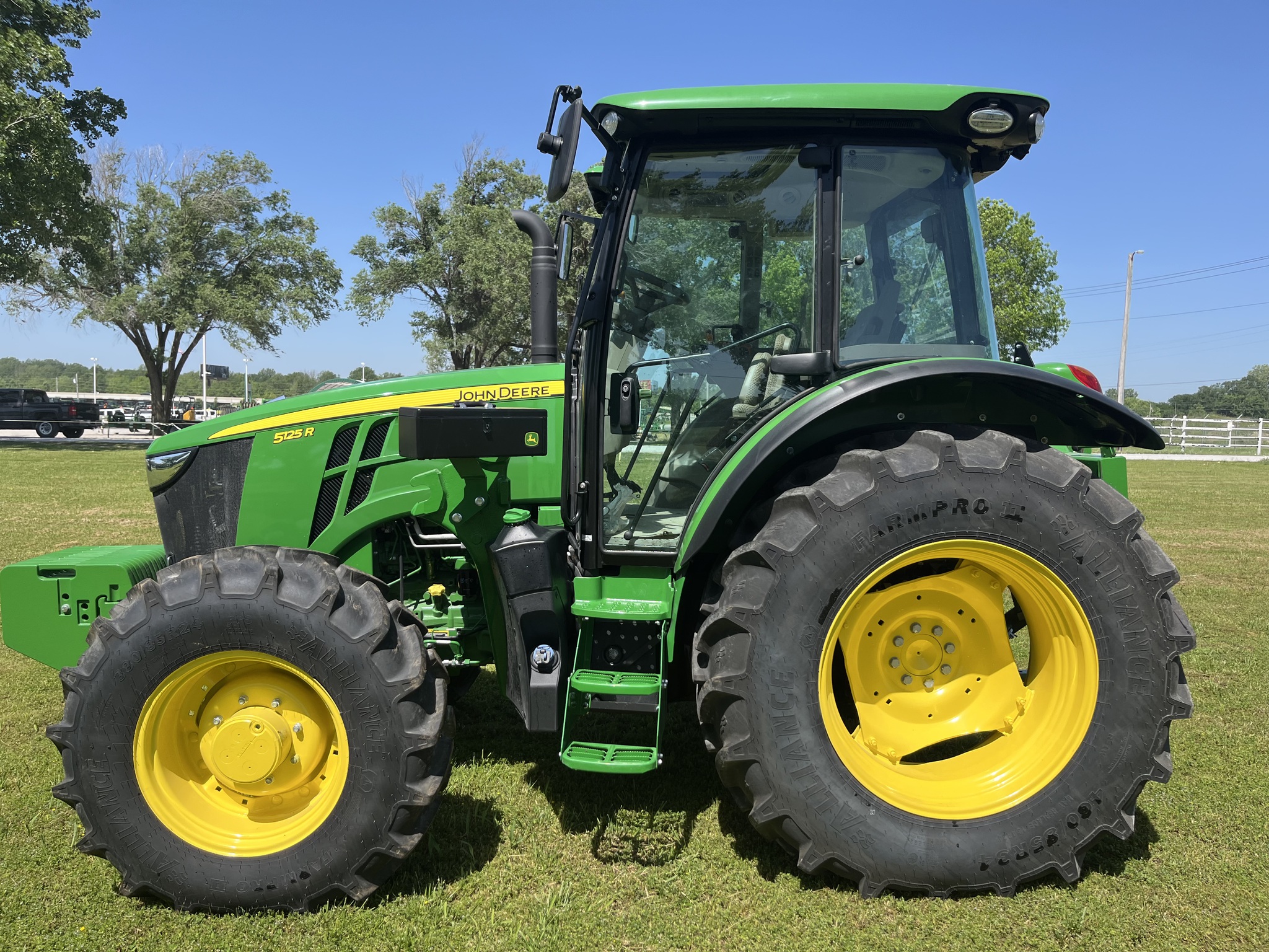 2022 John Deere 5125R Image 2