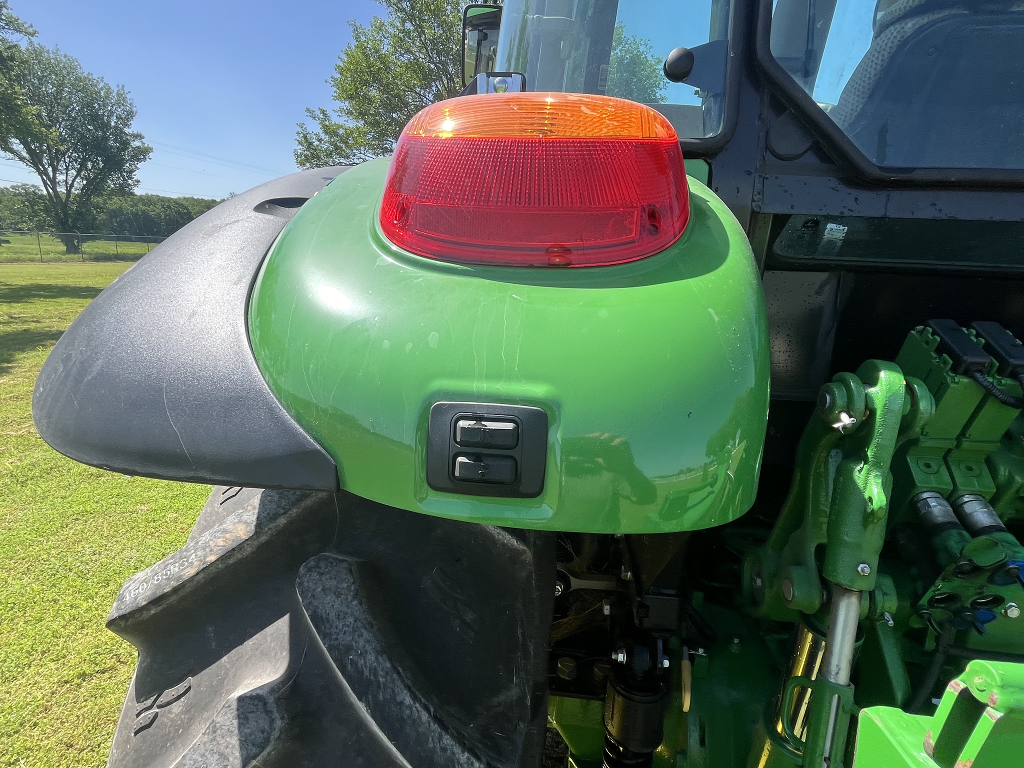 2022 John Deere 5125R Image 22