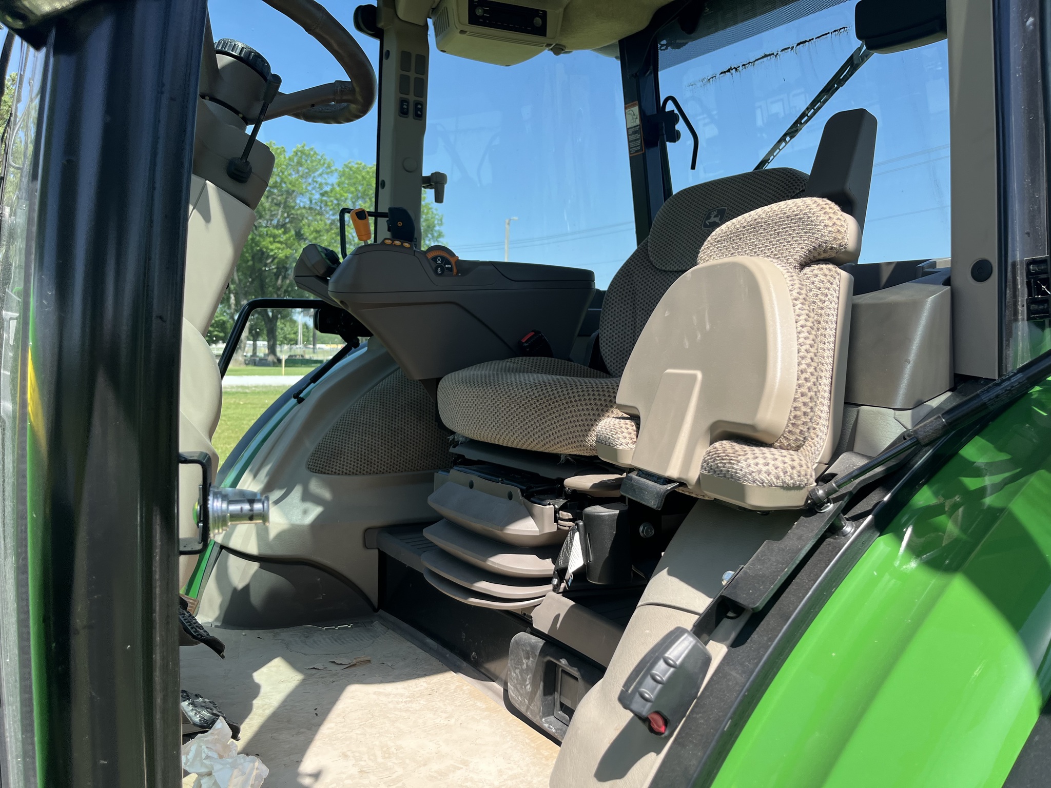 2022 John Deere 5125R Image 24