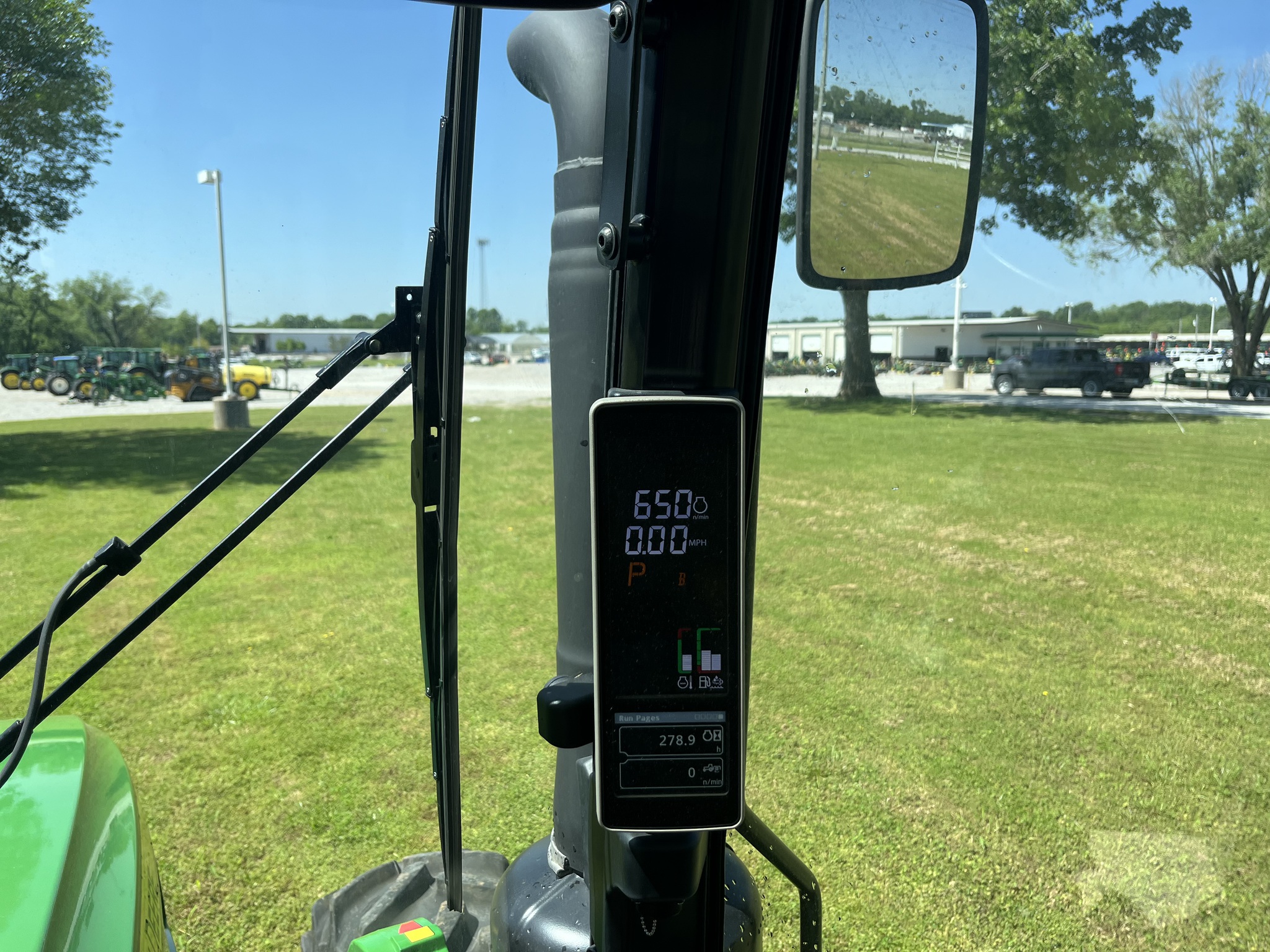 2022 John Deere 5125R Image 32