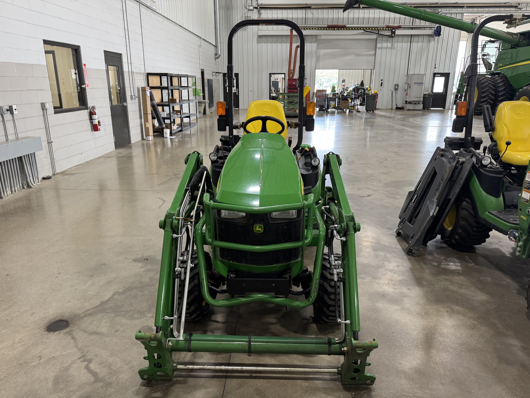 2013 John Deere 1025R Image 2