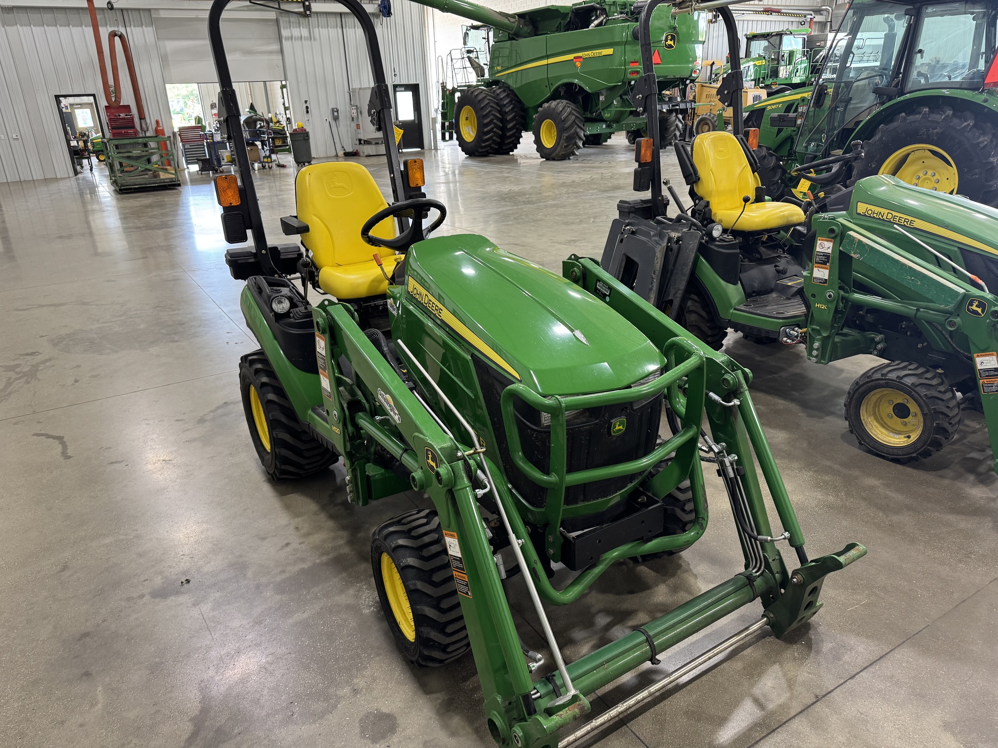 2013 John Deere 1025R Image 1