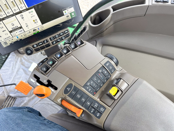 2025 John-Deere 8R 340