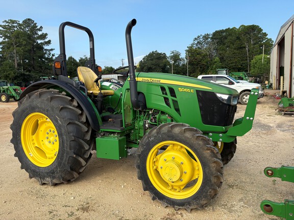 2021 John Deere 5065E Photo 4