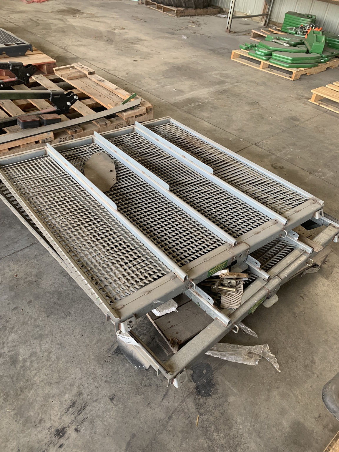 John Deere Chaffer & Sieve Image 1