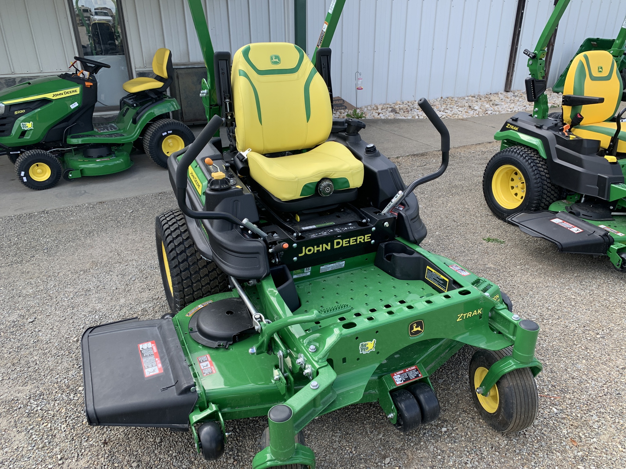 2025 John Deere Z930M Image 4