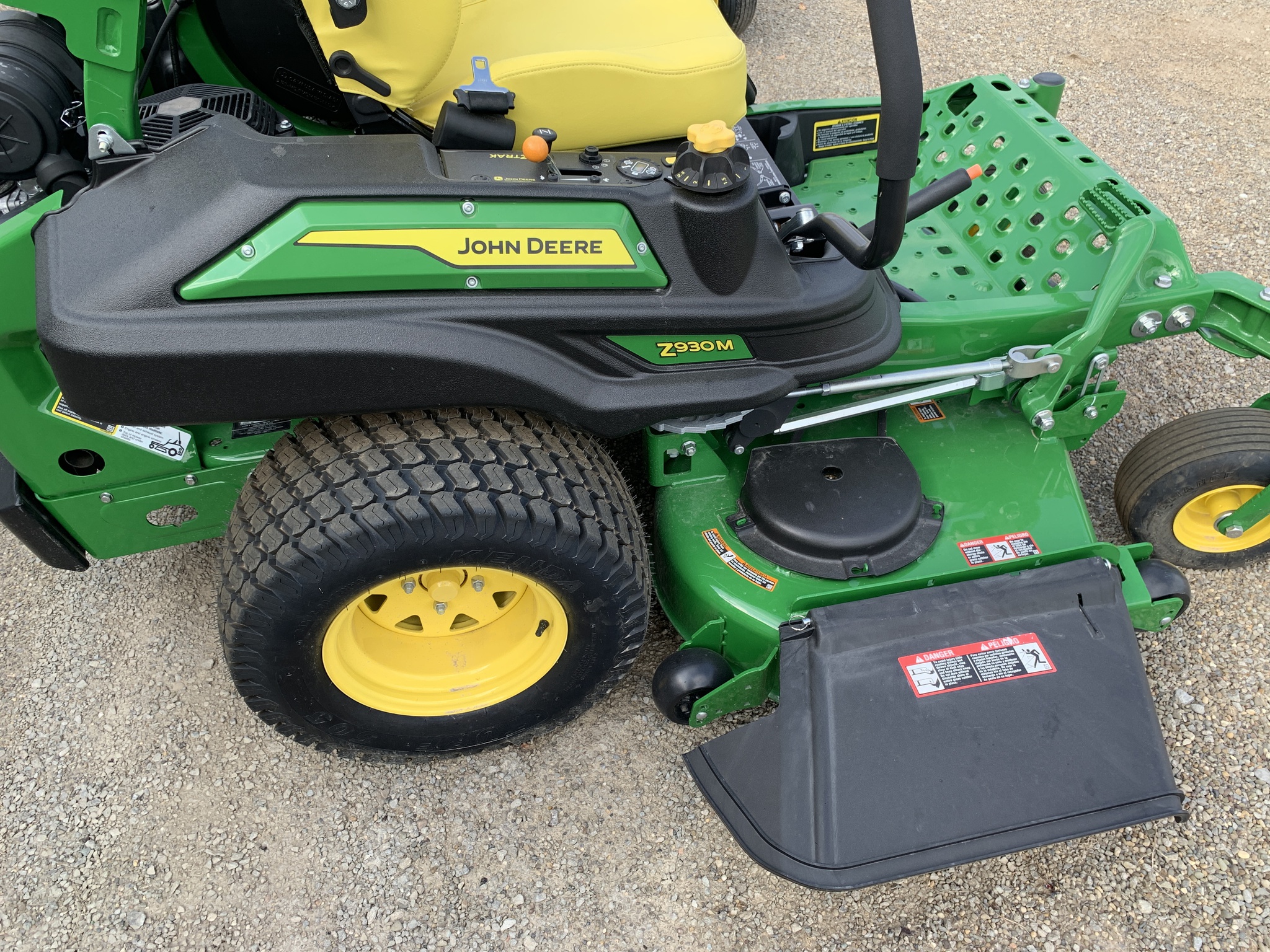 2025 John Deere Z930M Image 5
