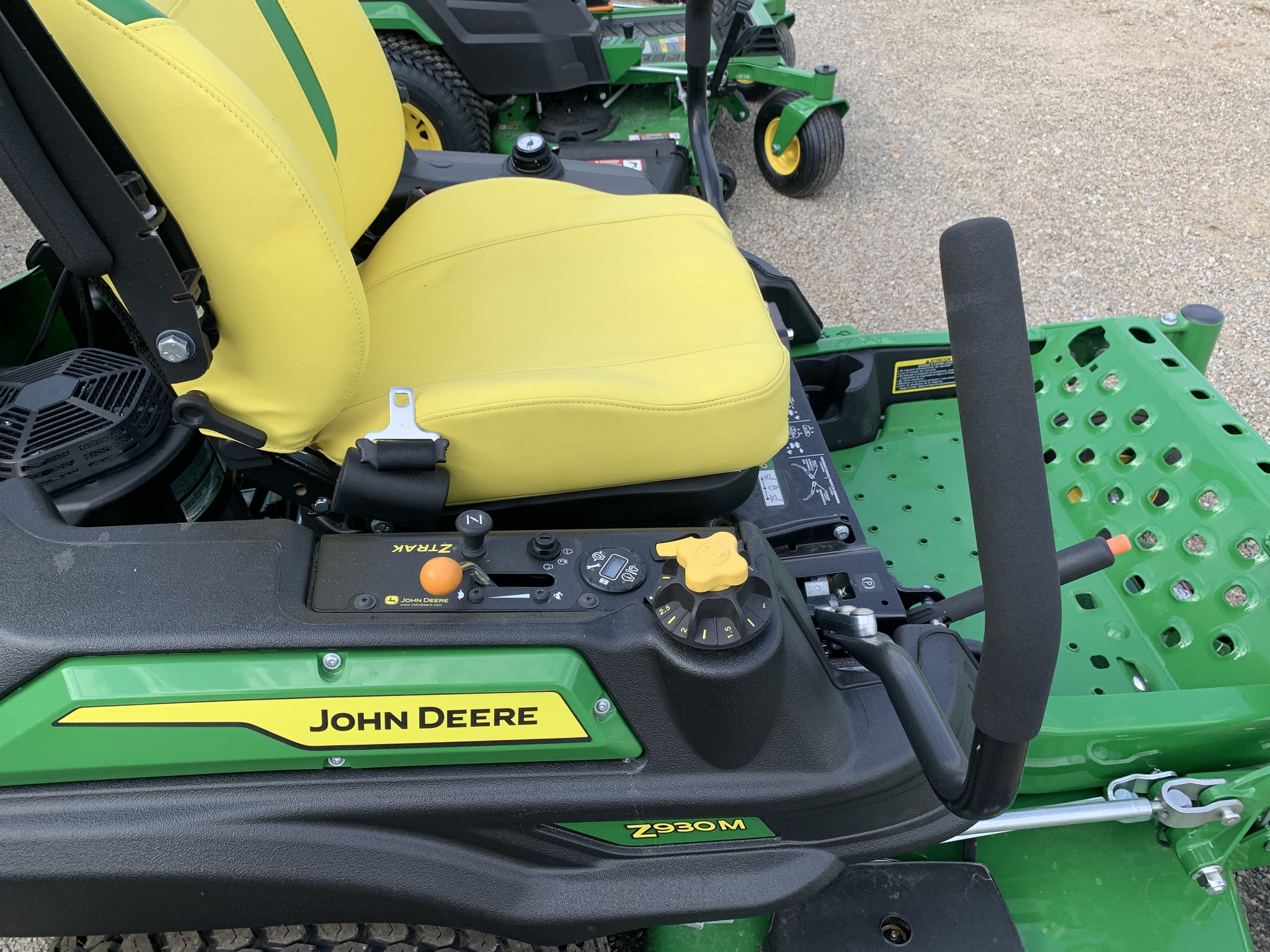 2025 John Deere Z930M Image 6