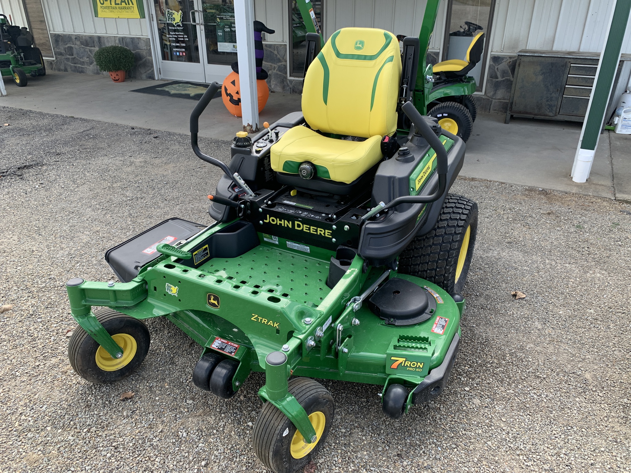 2025 John Deere Z930M Image 7