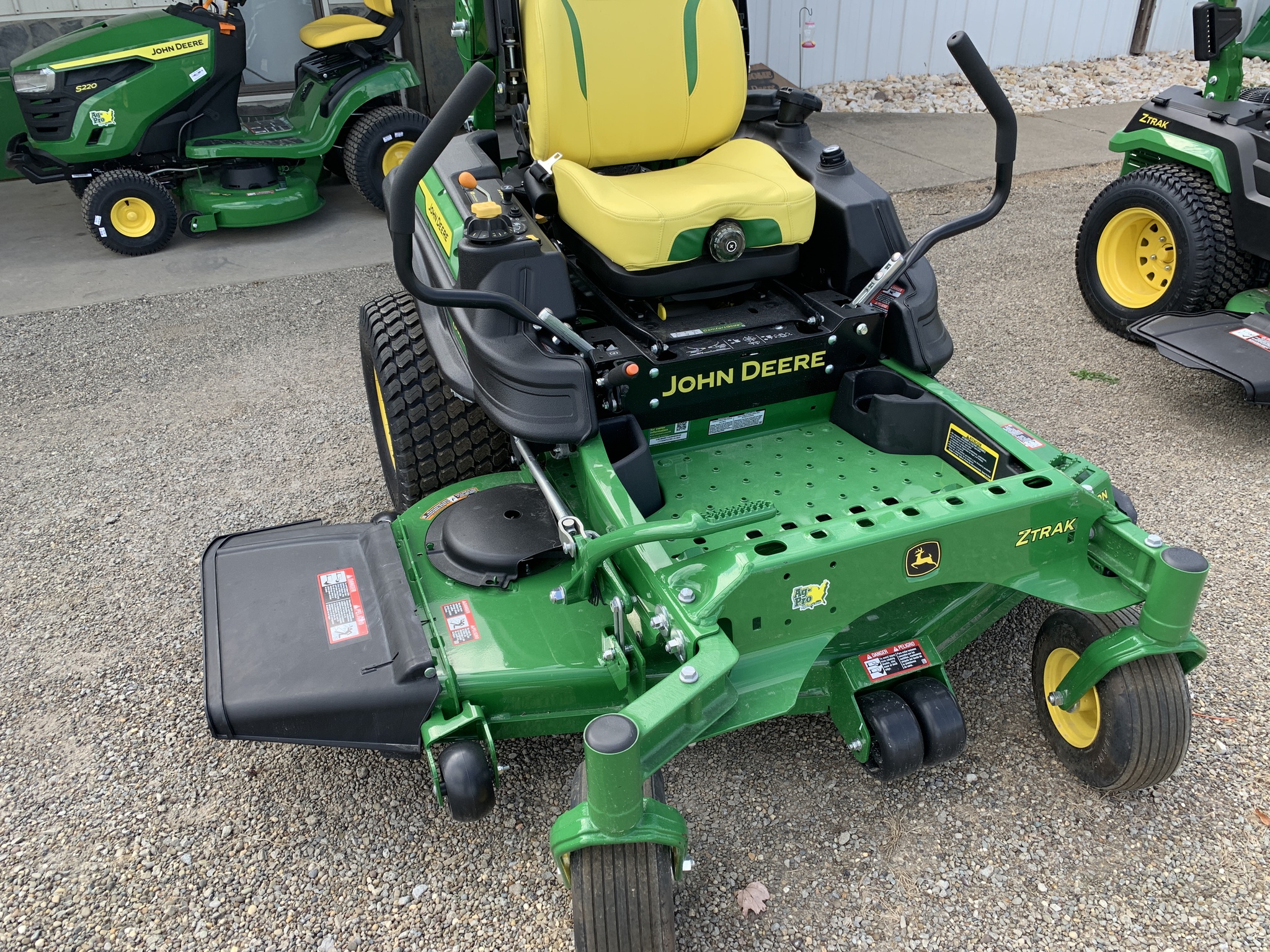 2025 John Deere Z930M Image 8