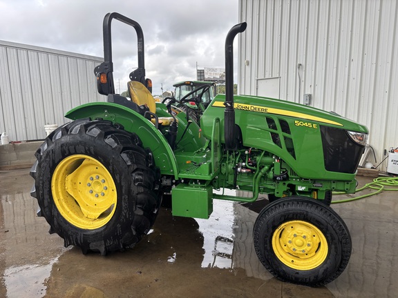 2022 John Deere 5045E Photo 2