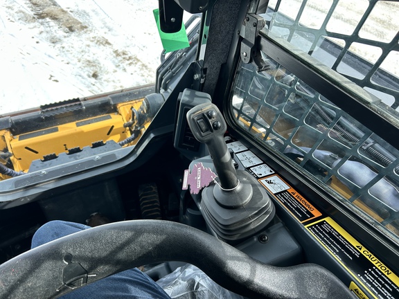 Used 2022 John Deere 324G Skid Steer Loaders at Horizon Ag & Turf in Westlock, AB - Photo40