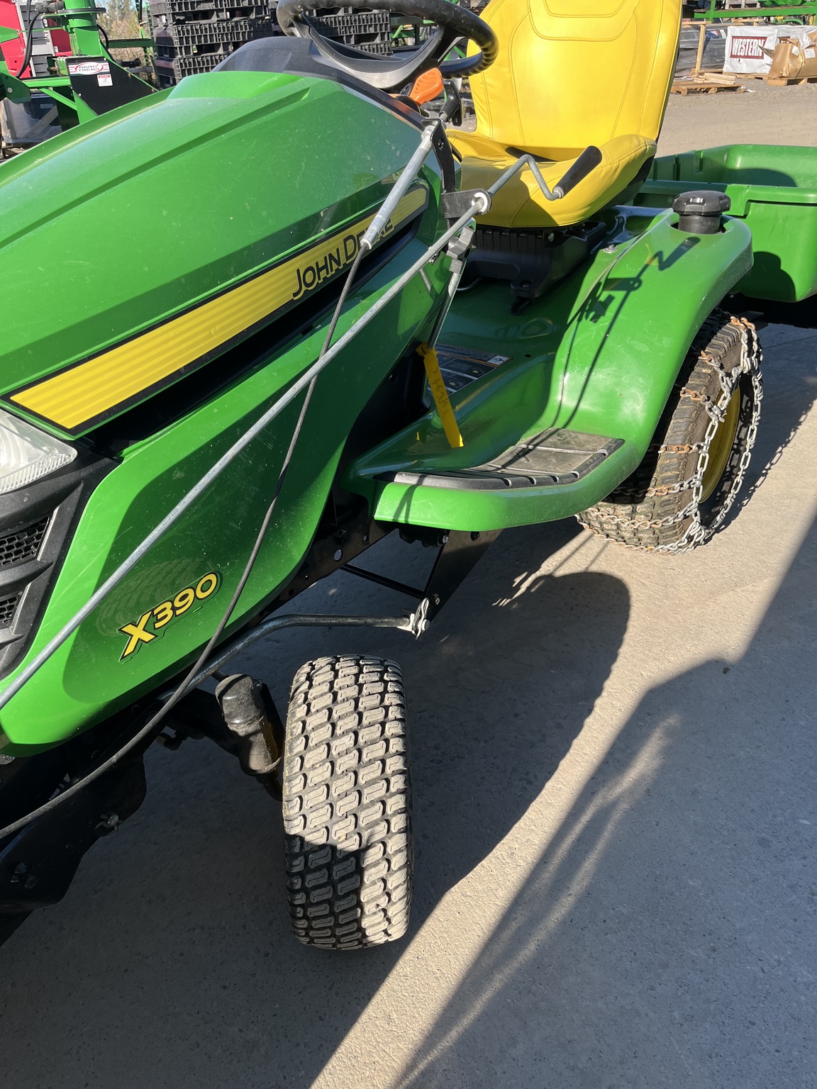 2022 John Deere X390 Image 4