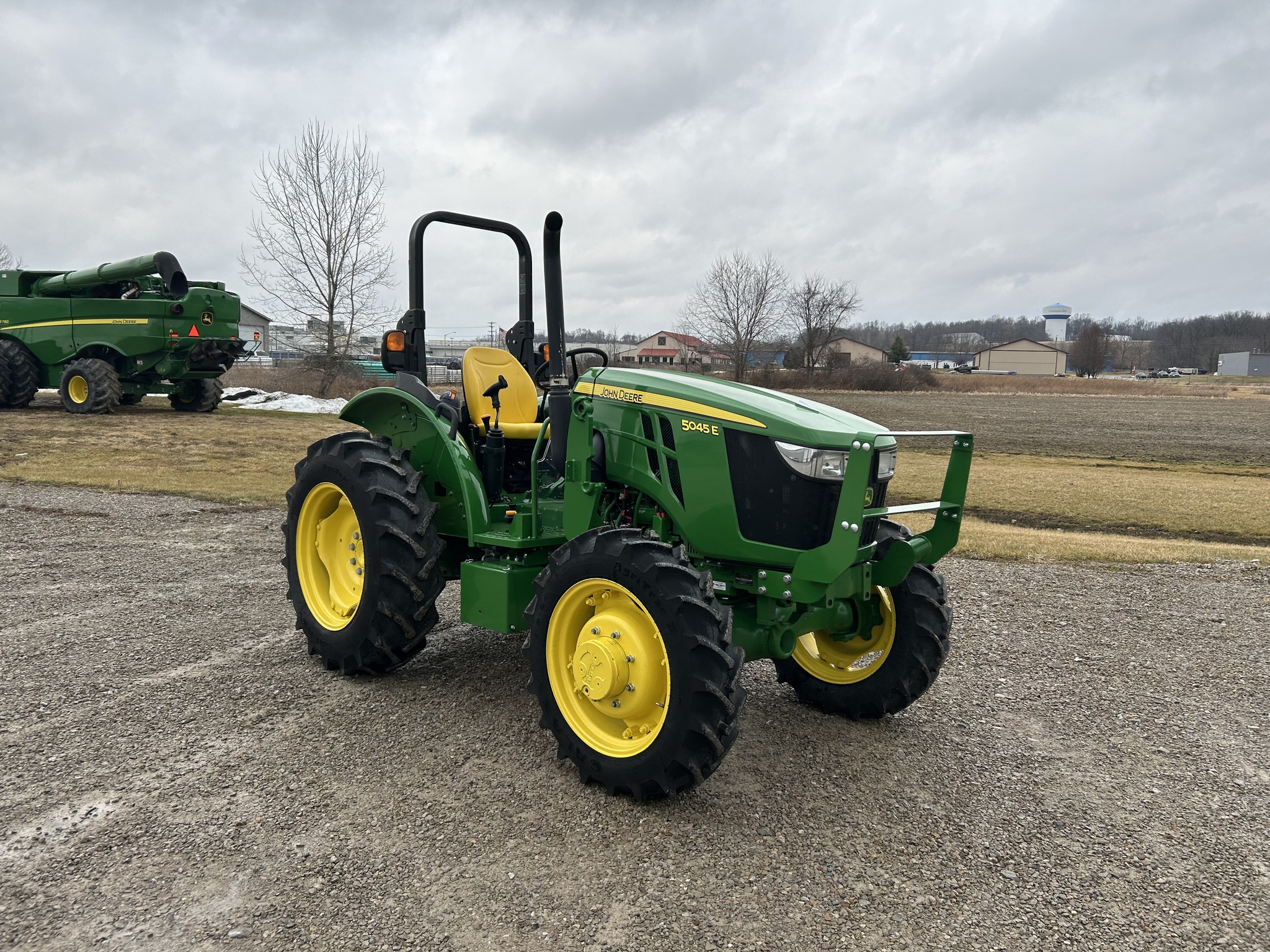 2021 John Deere 5045E Image 4