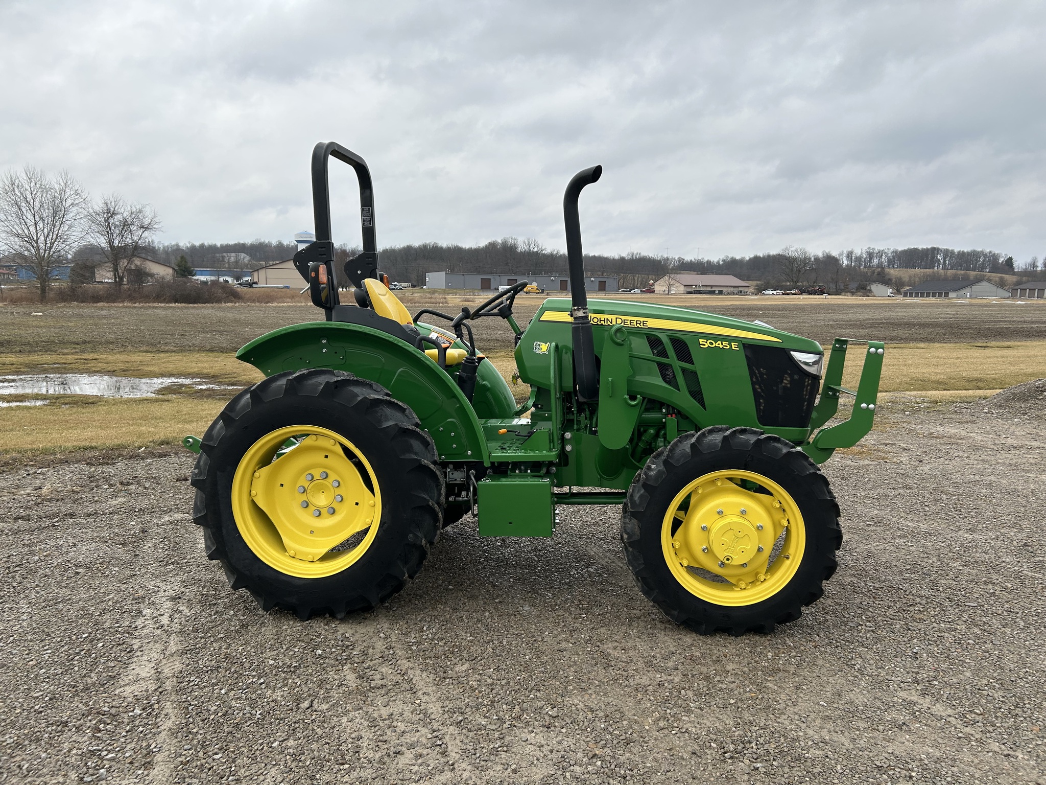 2021 John Deere 5045E Image 5