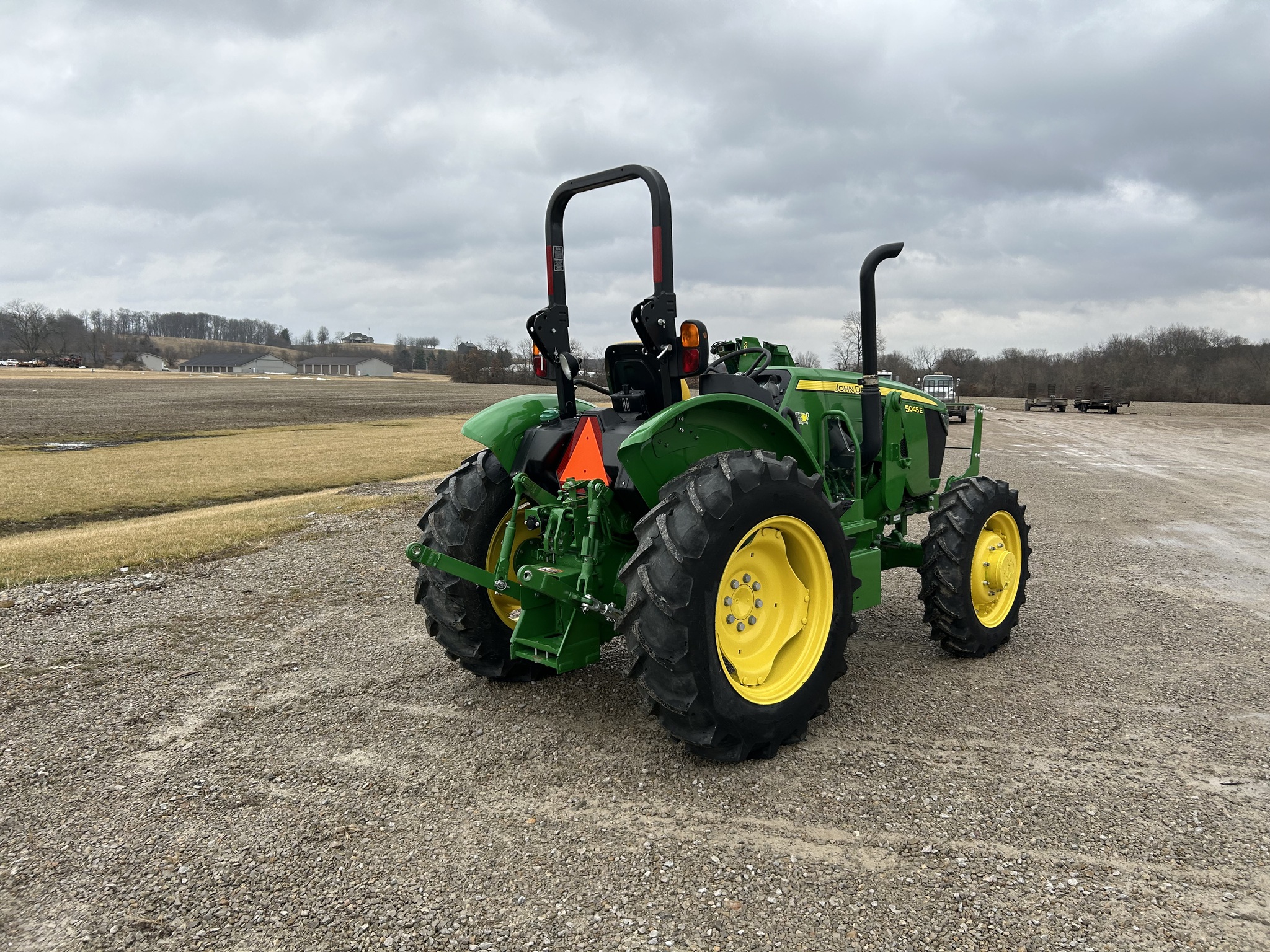 2021 John Deere 5045E Image 6