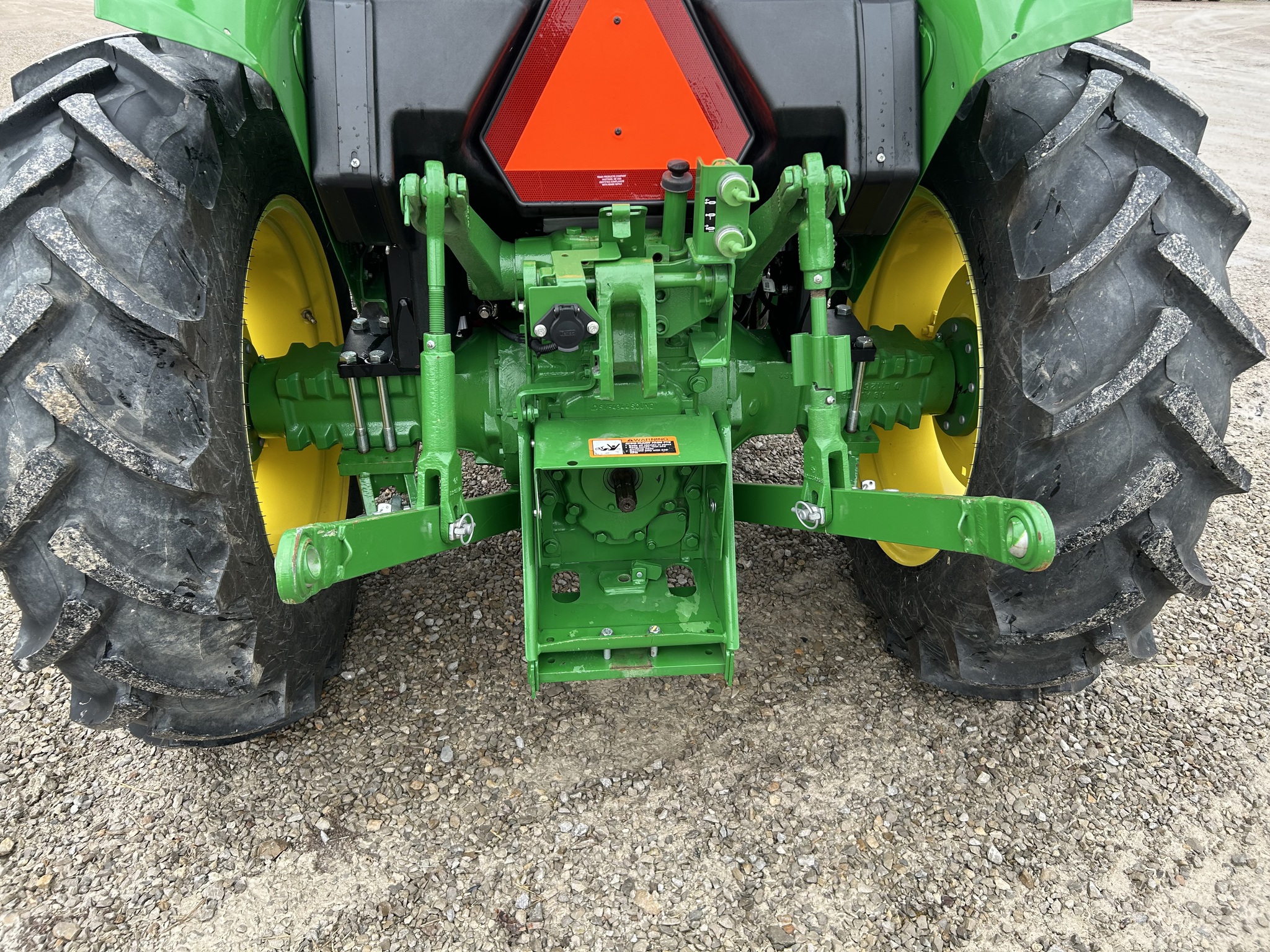 2021 John Deere 5045E Image 9