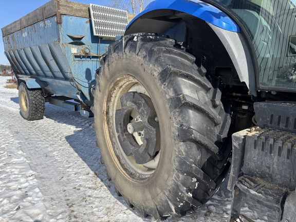 Used 2011 New Holland T7.235 Row Crop Tractors at Horizon Ag & Turf in Vermilion, AB - Photo5