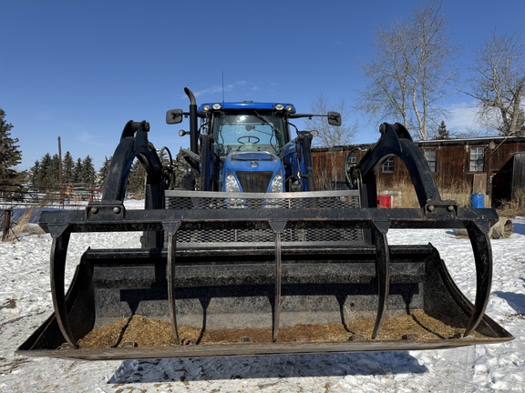 Used 2011 New Holland T7.235 Row Crop Tractors at Horizon Ag & Turf in Vermilion, AB - Photo6