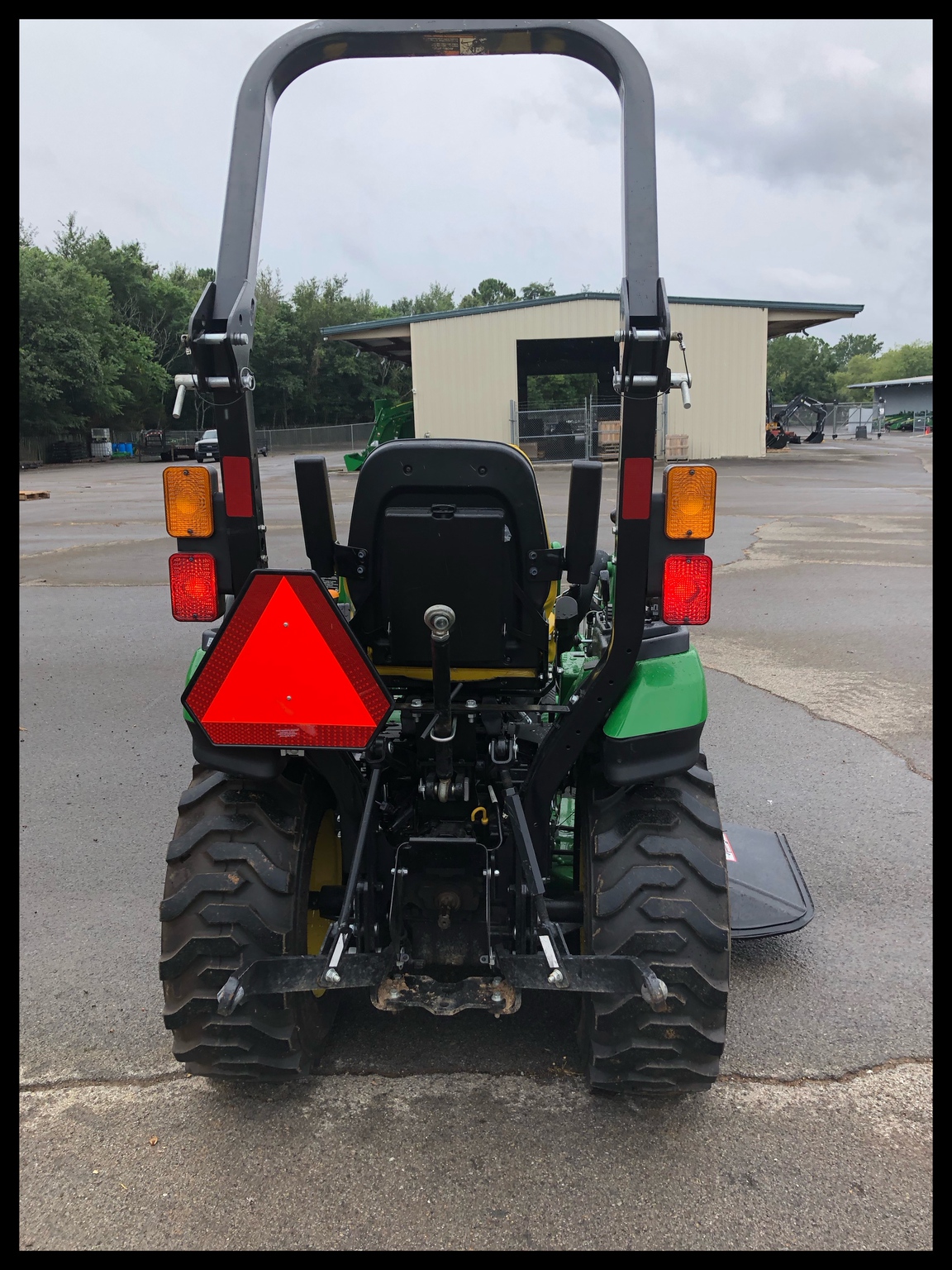 2021 John Deere 2025R Image 4