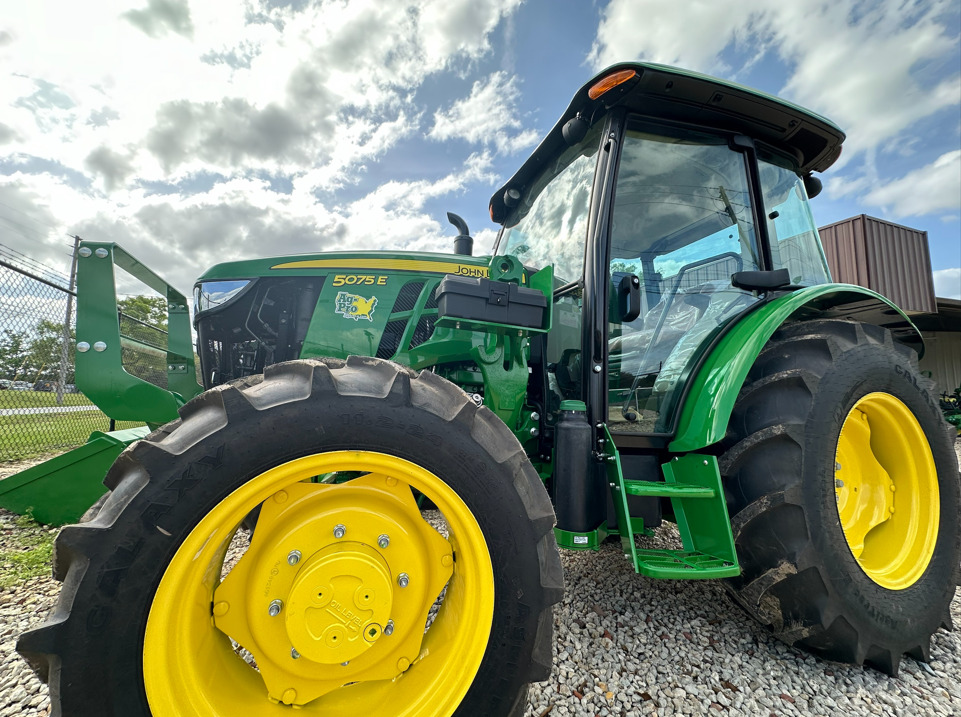 2024 John Deere 5075E Image 1