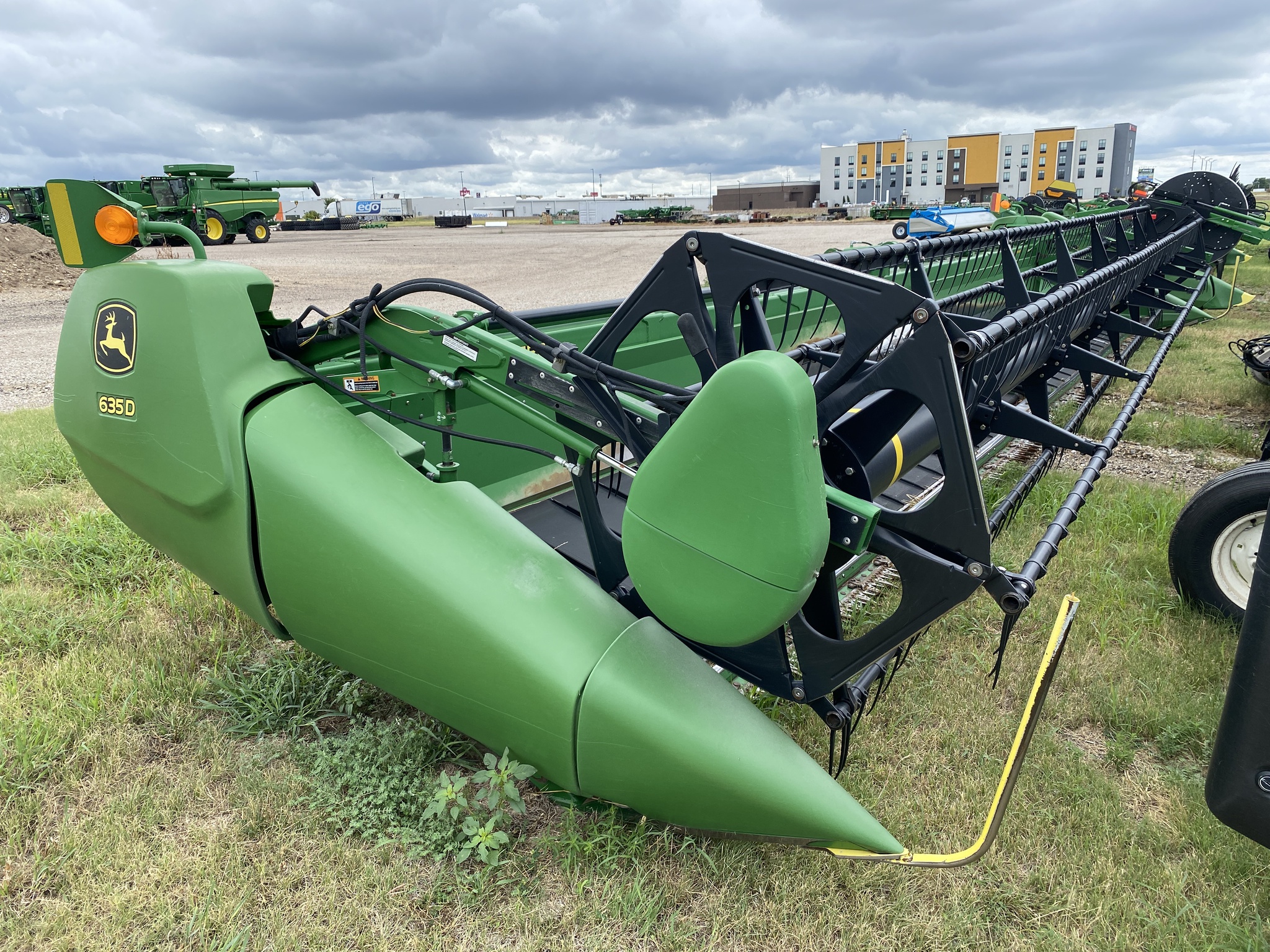 2009 John Deere 635D Image 2