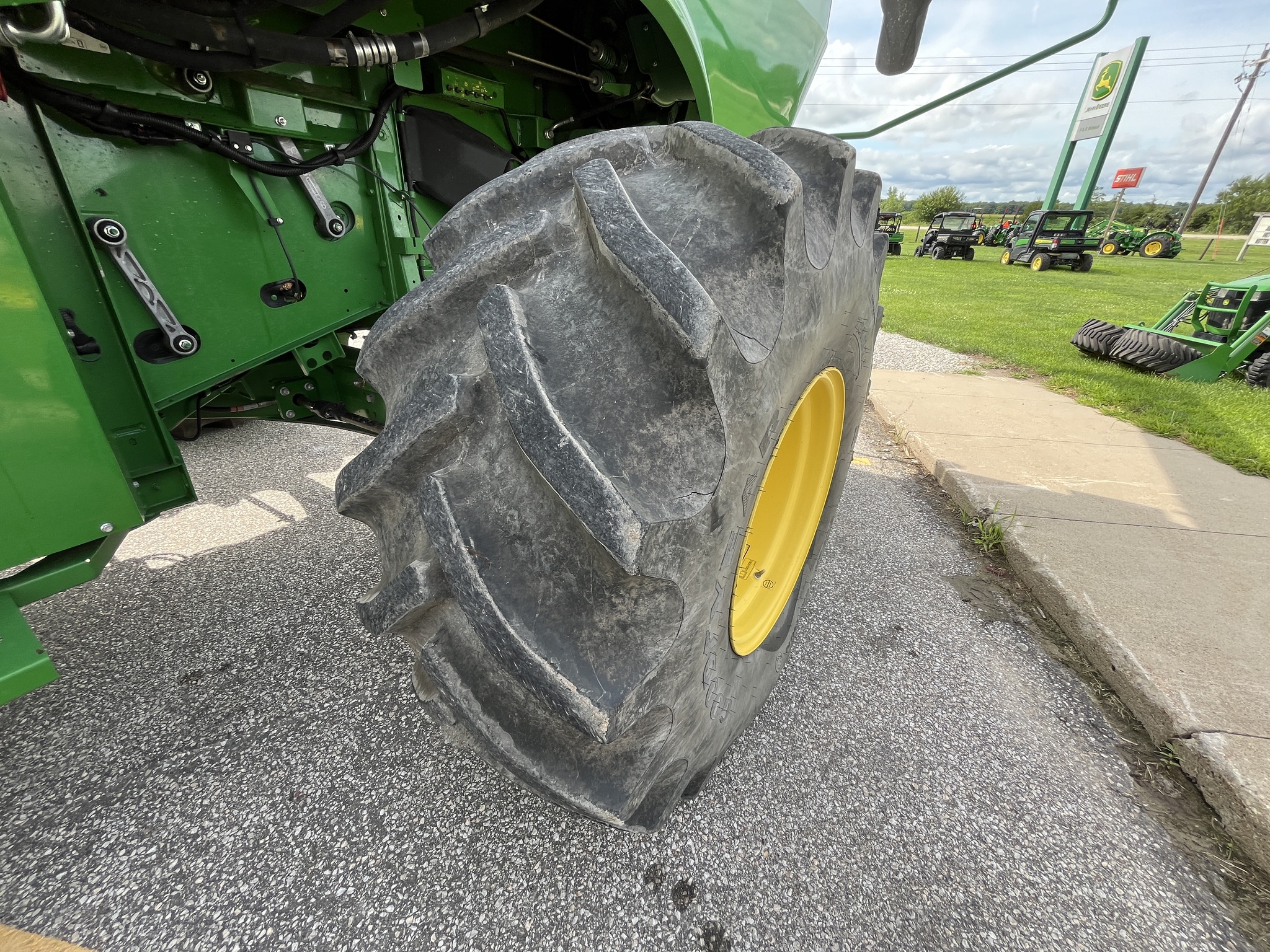 2014 John Deere S680 Image 12