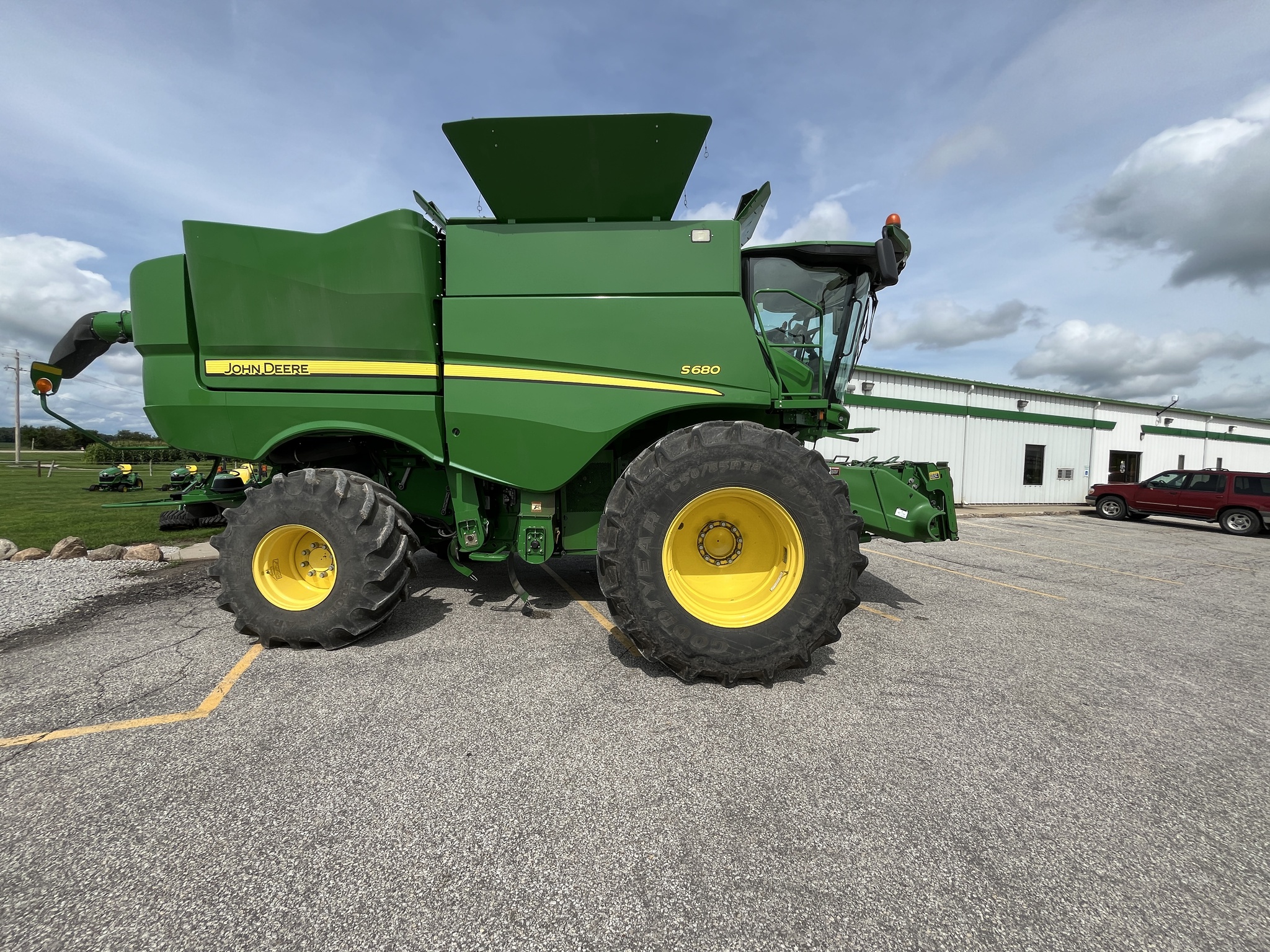 2014 John Deere S680 Image 2