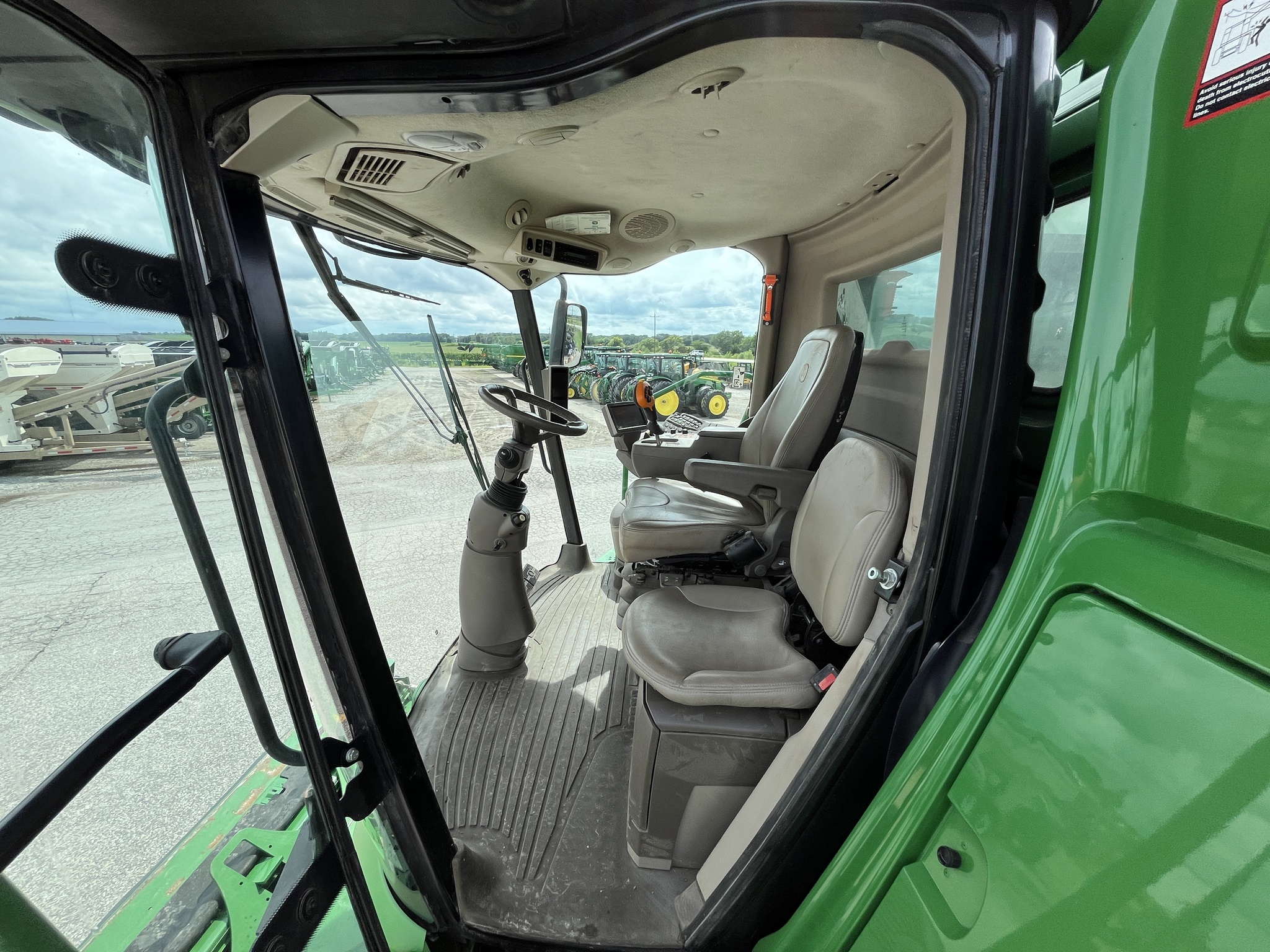 2014 John Deere S680 Image 17