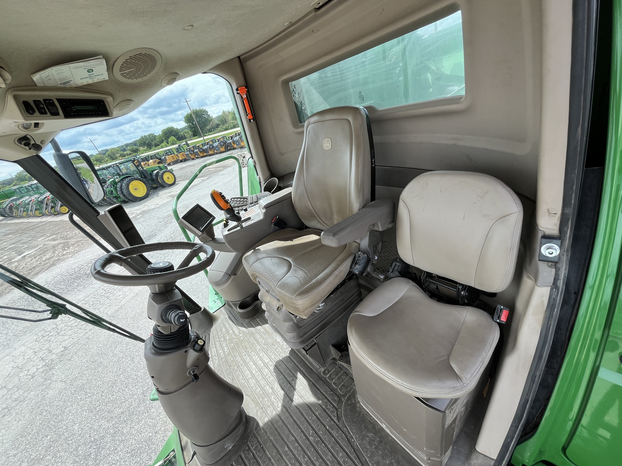 2014 John Deere S680 Image 18