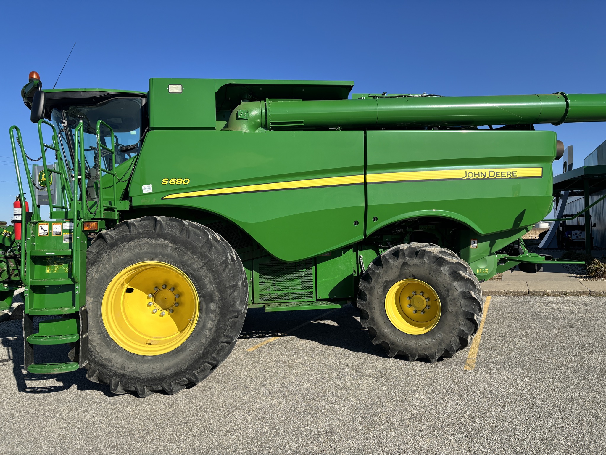 2014 John Deere S680 Image 2
