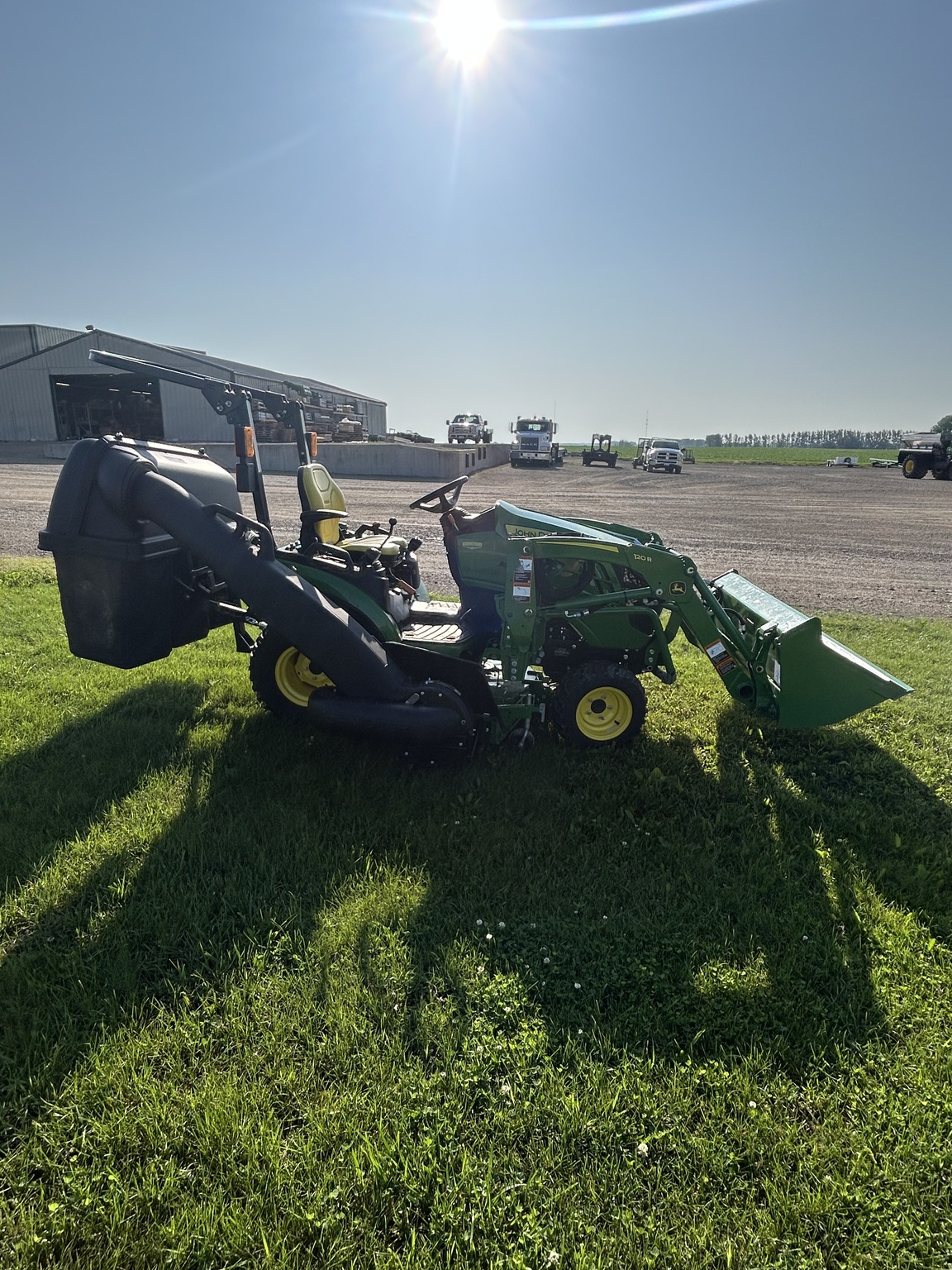 2023 John Deere 1025R Image 3
