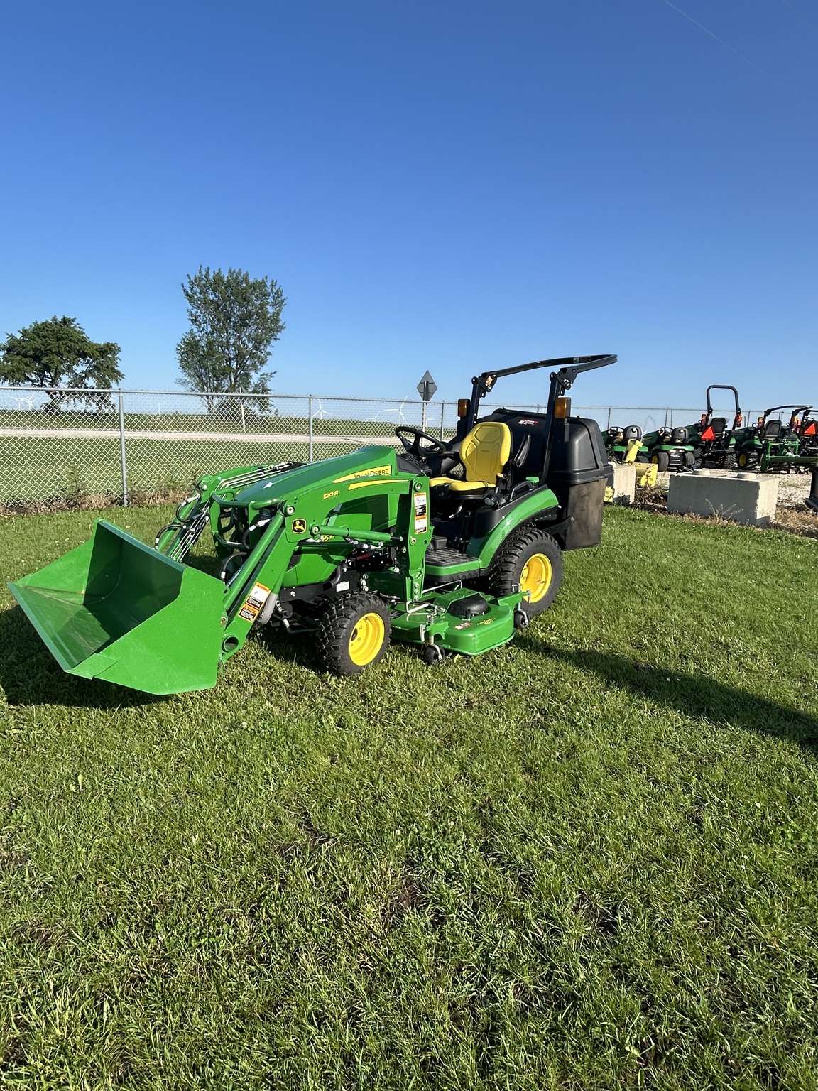 2023 John Deere 1025R Image 1