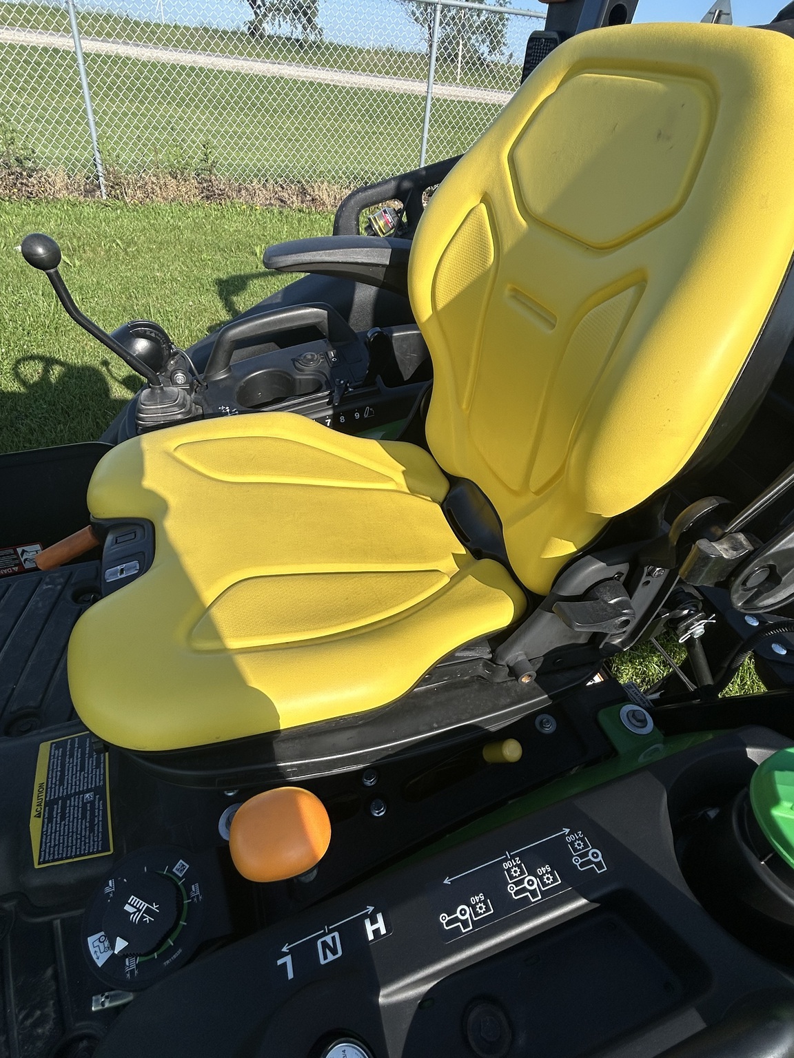 2023 John Deere 1025R Image 9