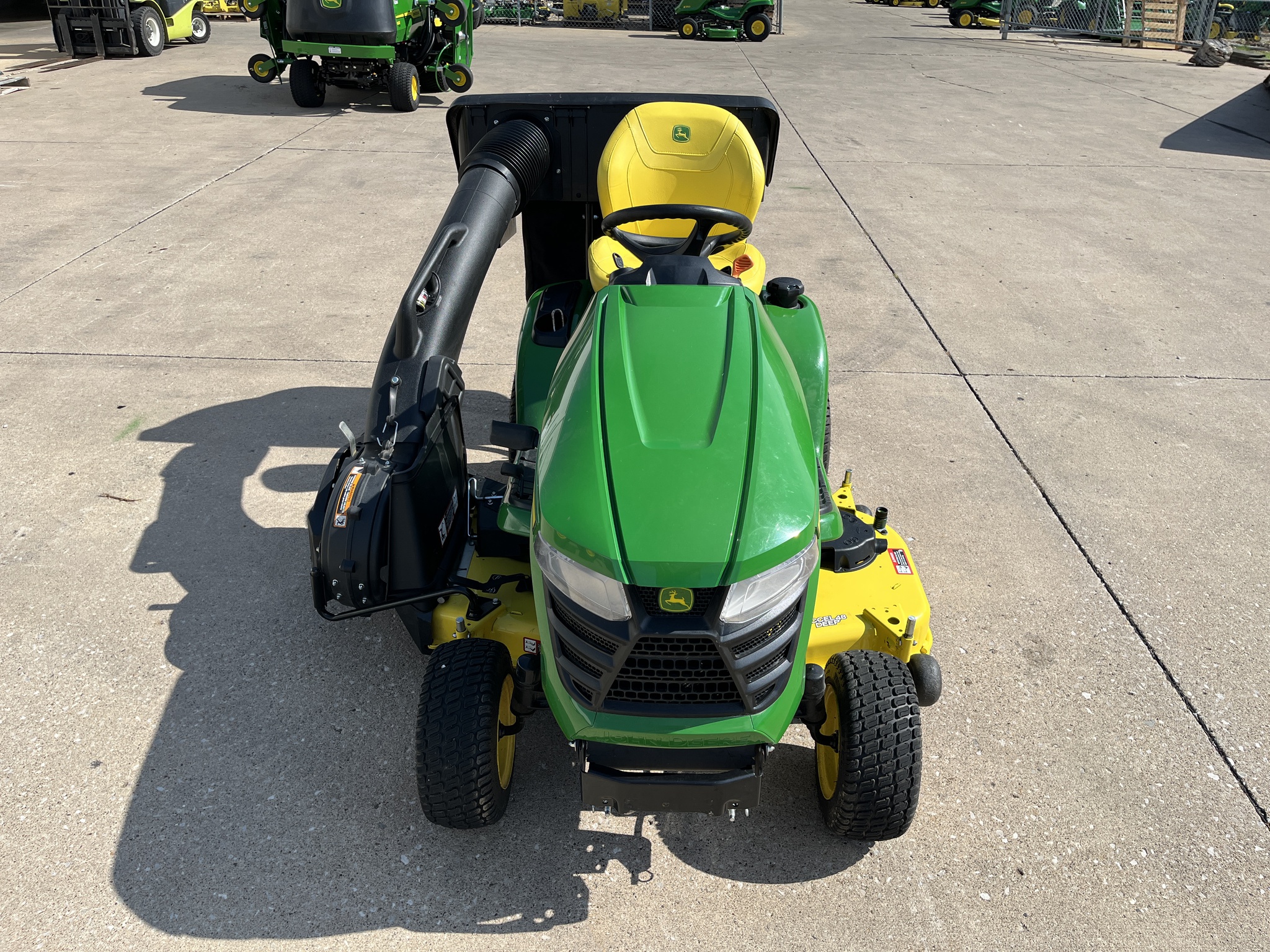 2022 John Deere X390 Image 3