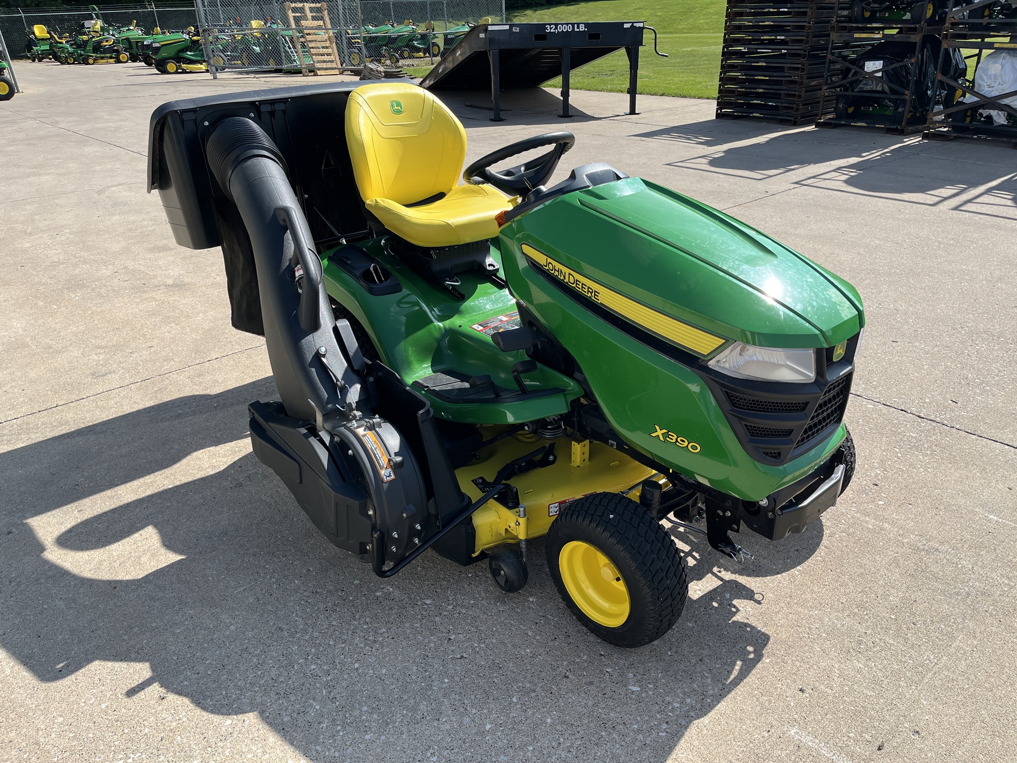 2022 John Deere X390 Image 4