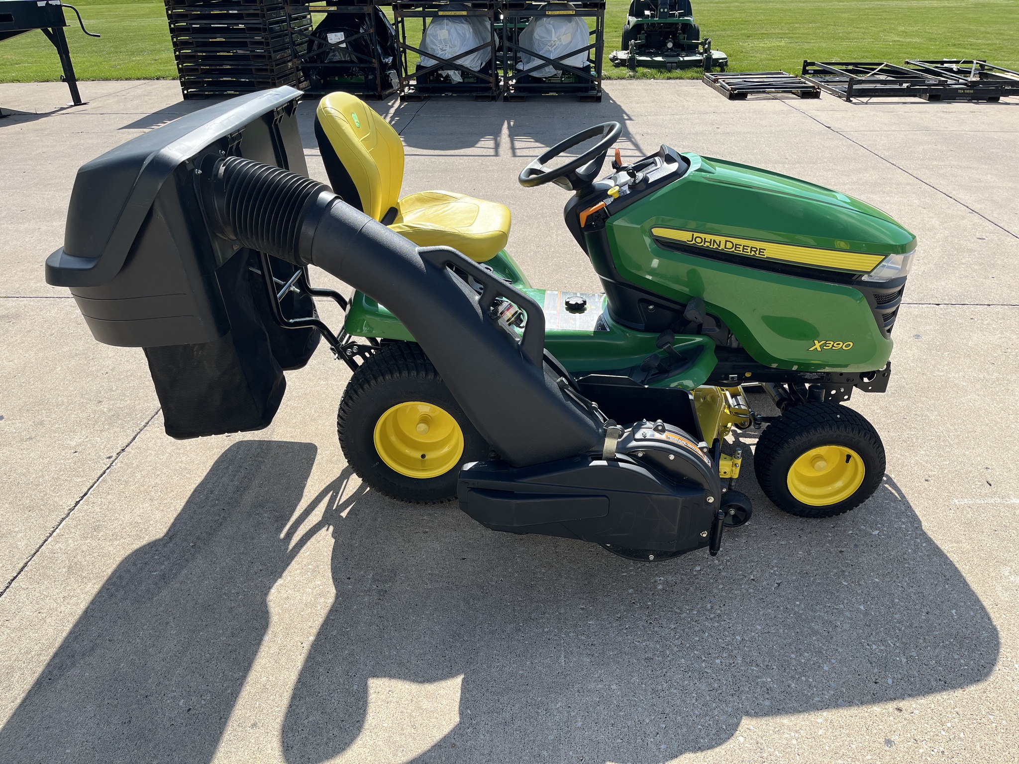 2022 John Deere X390 Image 5