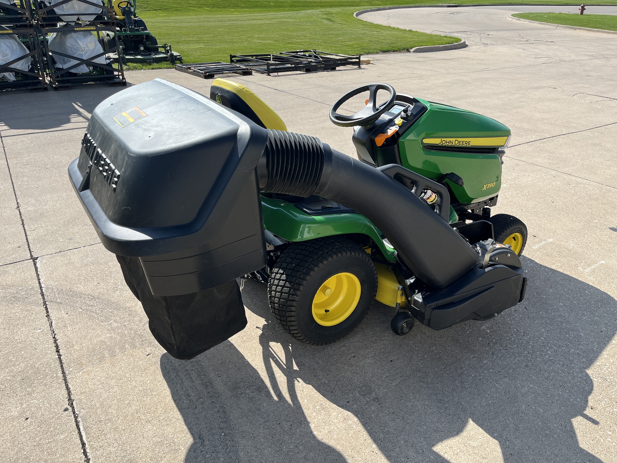 2022 John Deere X390 Image 6