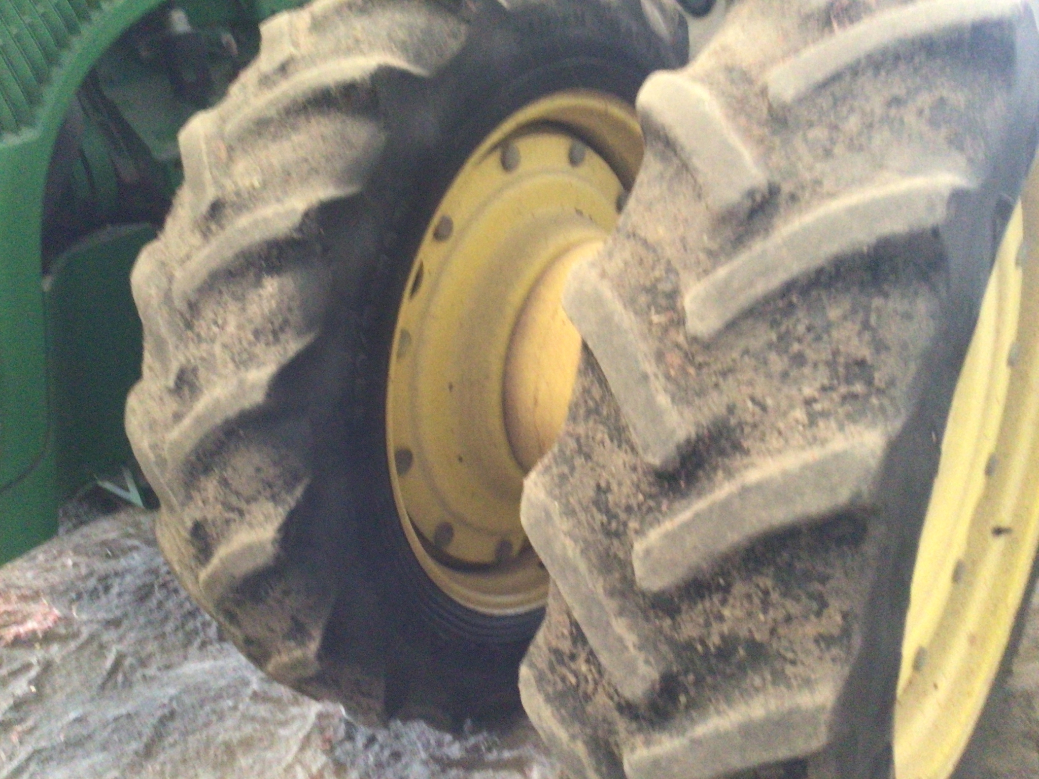 2002 John Deere 8520 Image 32