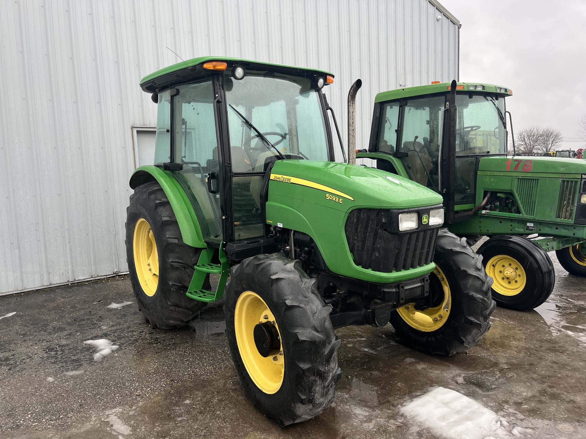 2010 John Deere 5093E Image 2