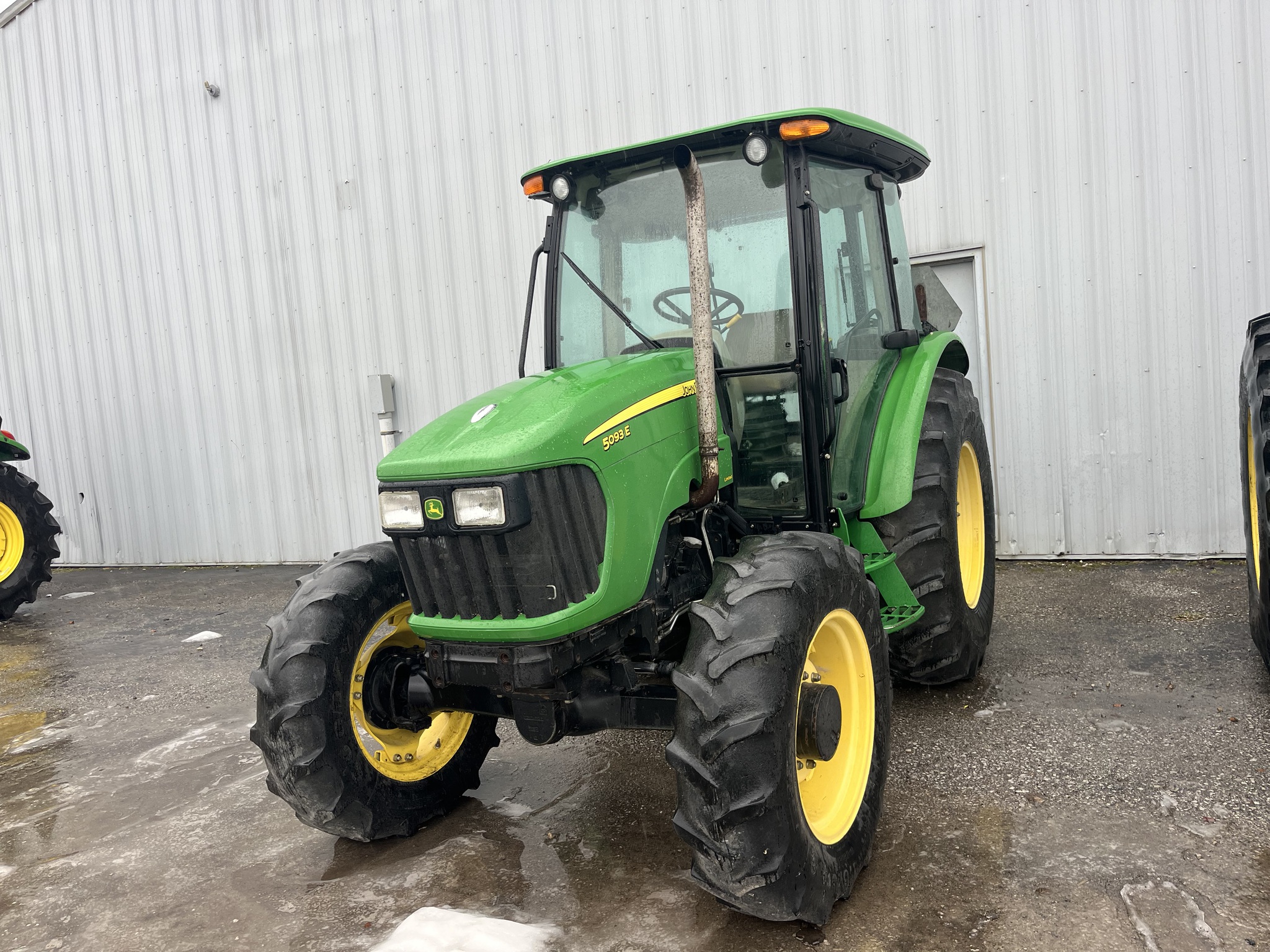 2010 John Deere 5093E Image 1