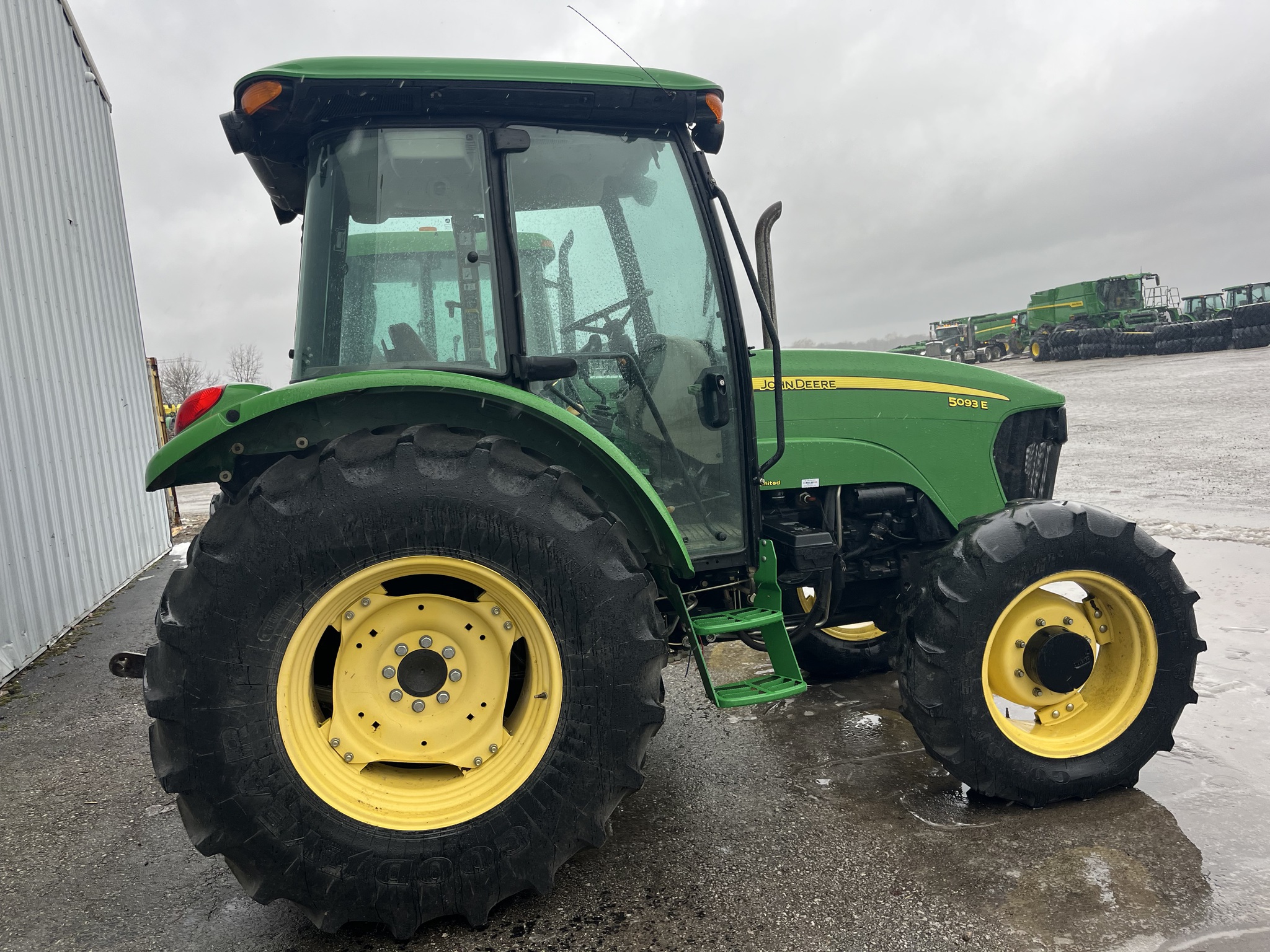 2010 John Deere 5093E Image 3