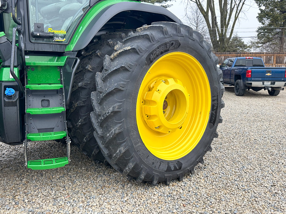 2025 John-Deere 8R 340