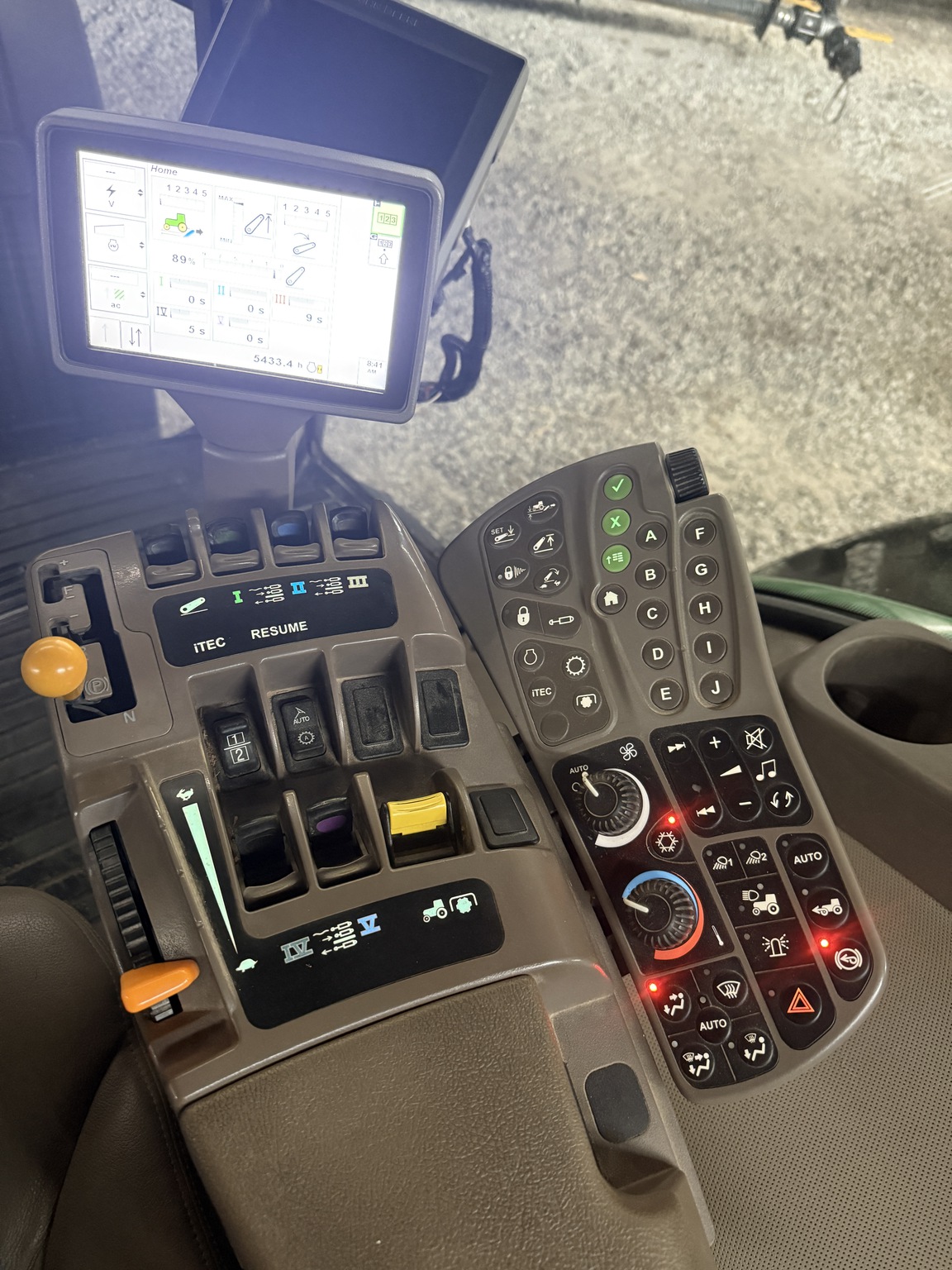 2010 John Deere 8270R Image 17